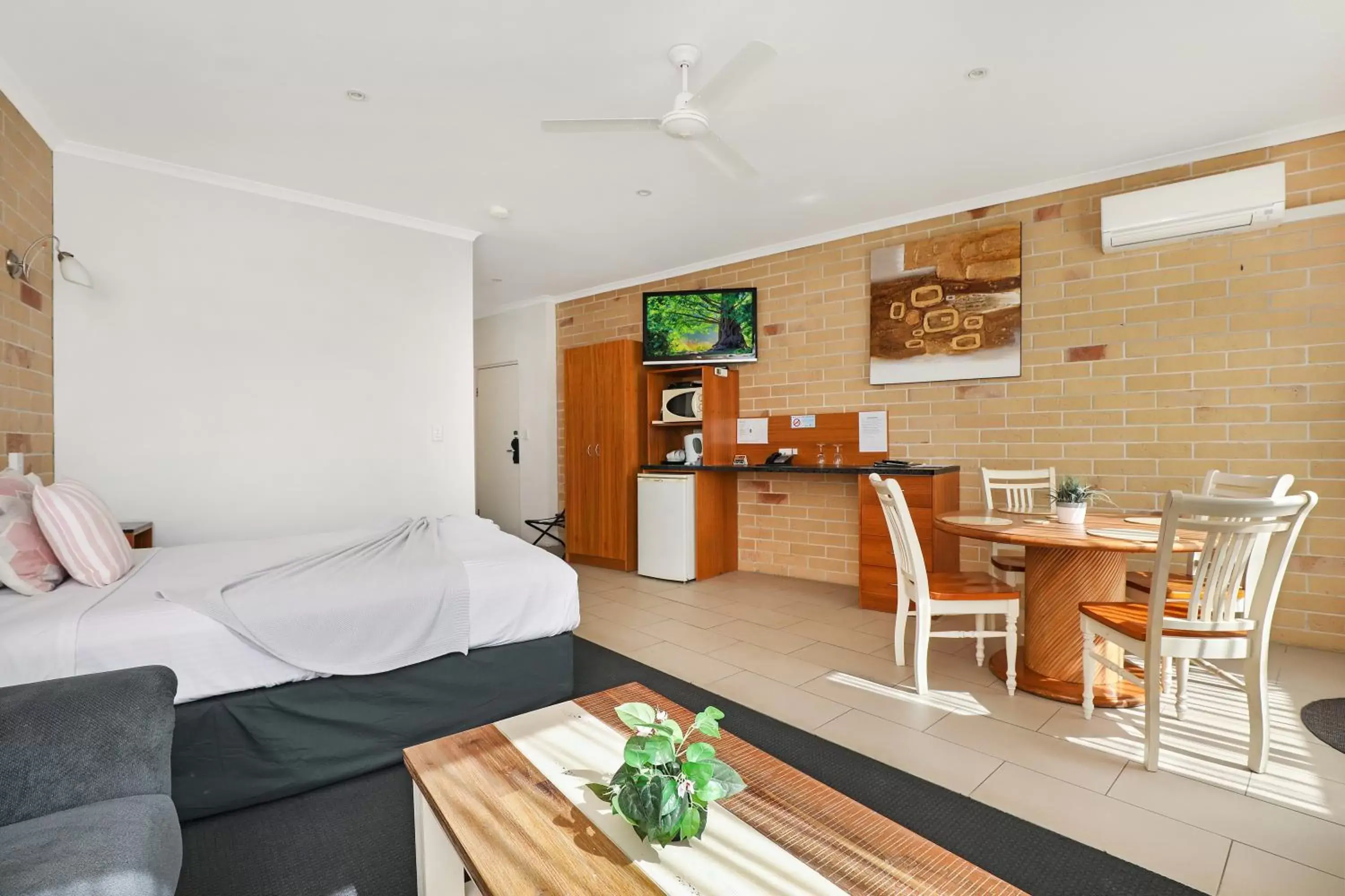 Patio, Seating Area in Caboolture Riverlakes Boutique Motel