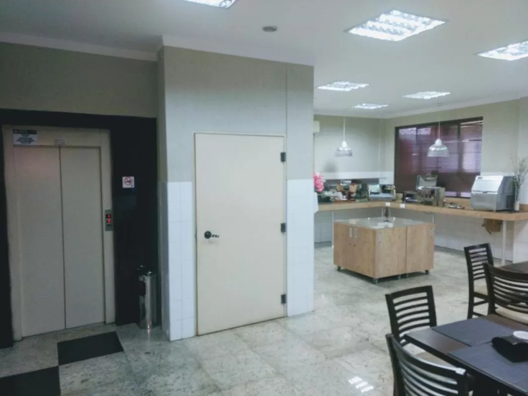 Kitchen/Kitchenette in Onix Inn Hotel