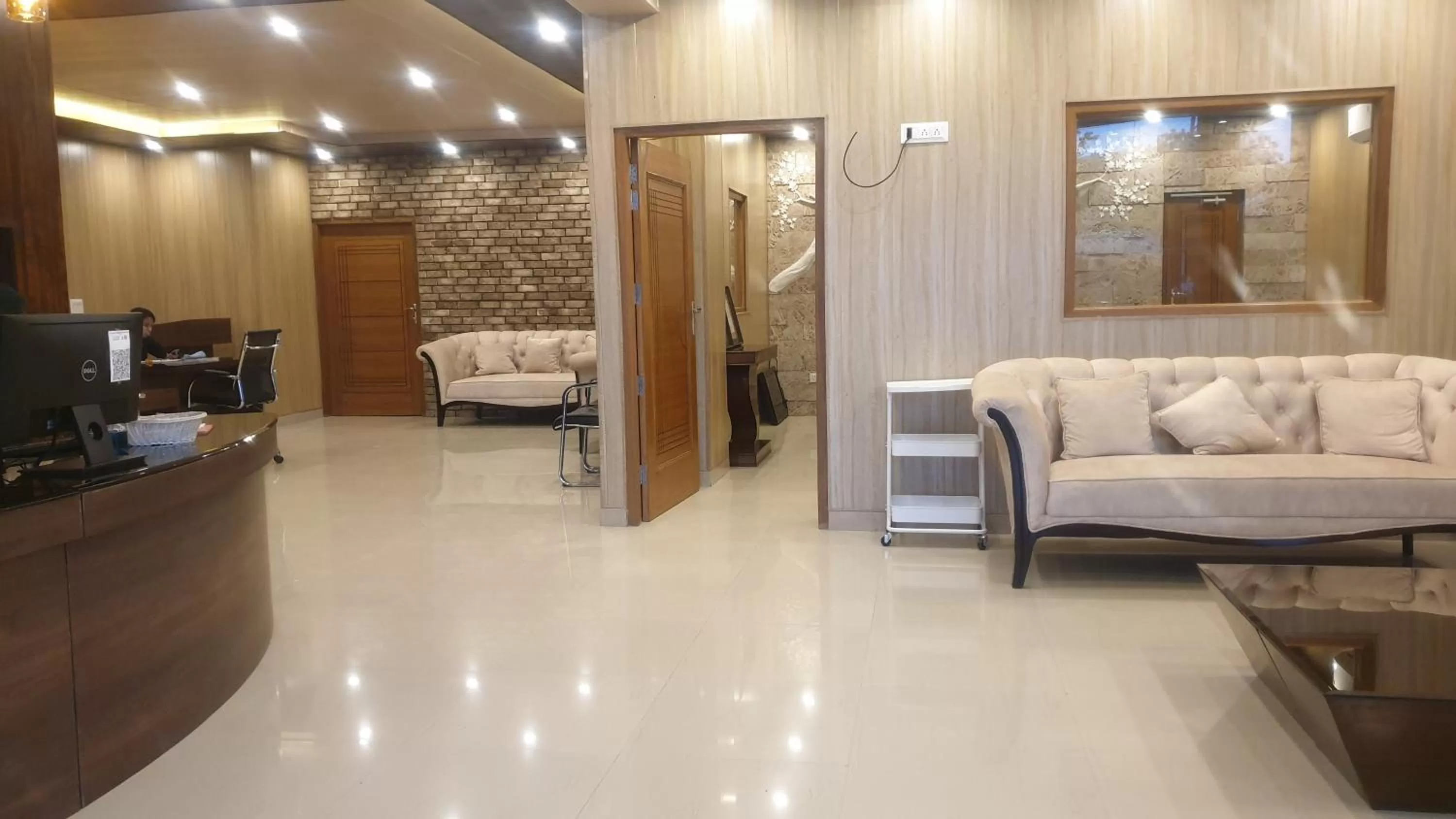 Lobby or reception, Bed in Maple Leaf Hotel