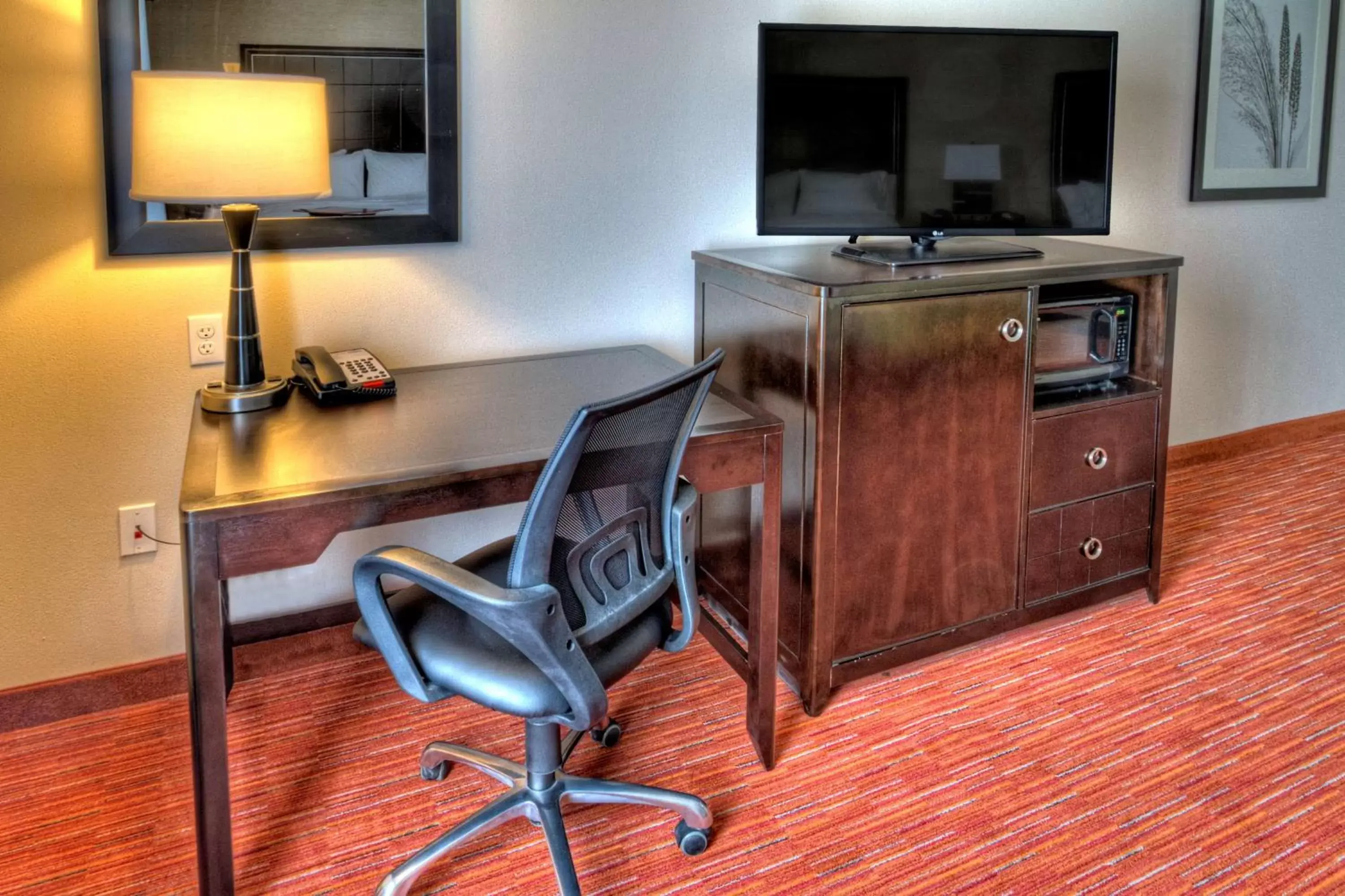 Bed, TV/Entertainment Center in Hampton Inn and Suites Ada