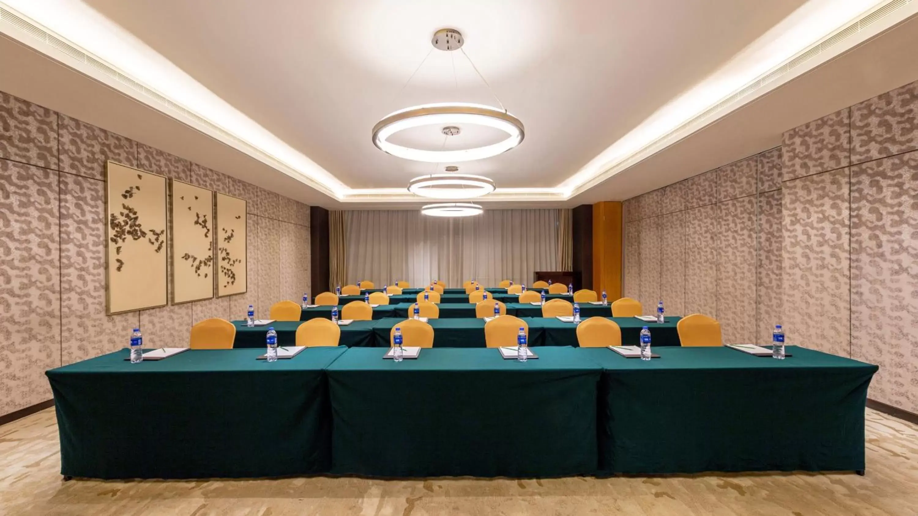 Meeting/conference room in Holiday Inn Nanjing Xuanwu Lake, an IHG Hotel