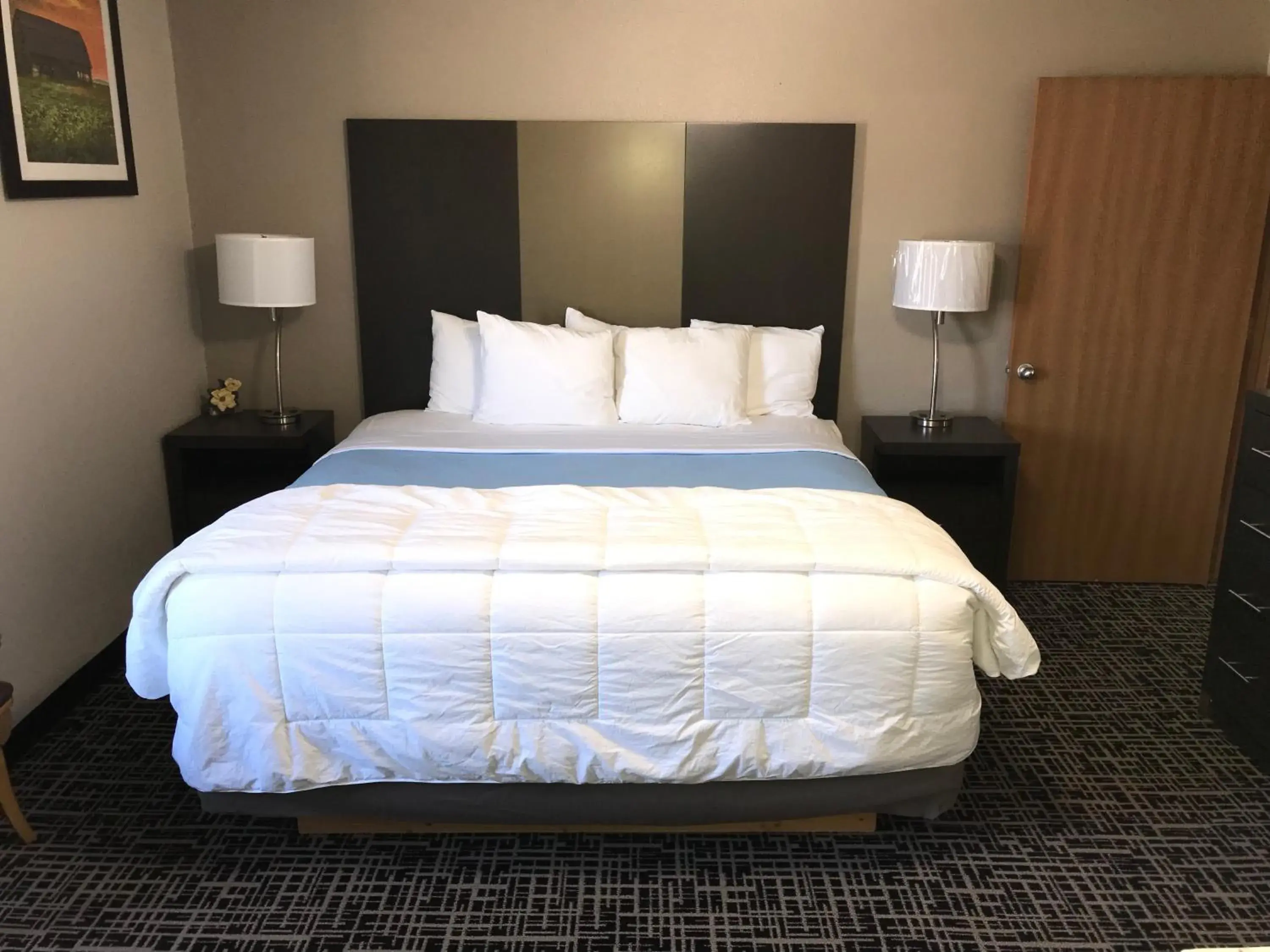 Bedroom, Bed in Days Inn by Wyndham Grove Bedroom, Bed in Days Inn by Wyndham Grove