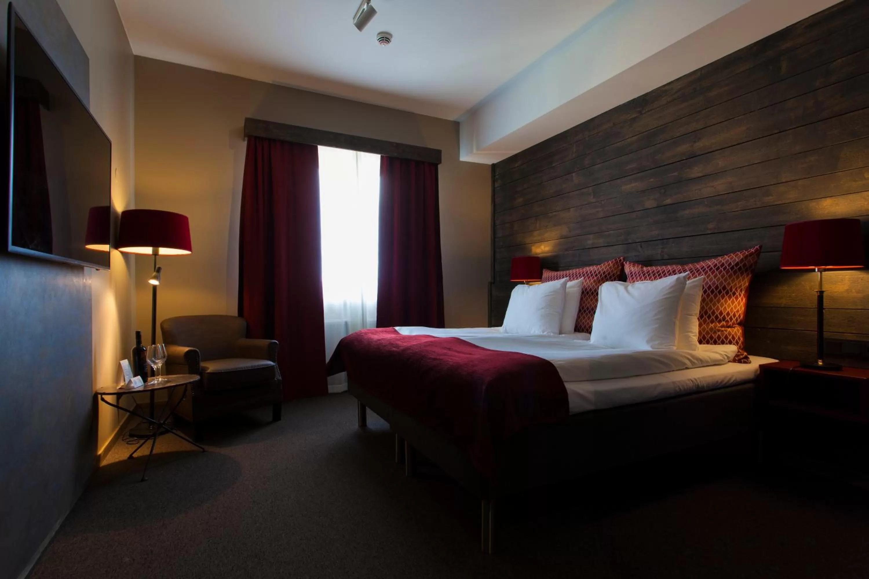 Shower, Bed in Hotell Nordic