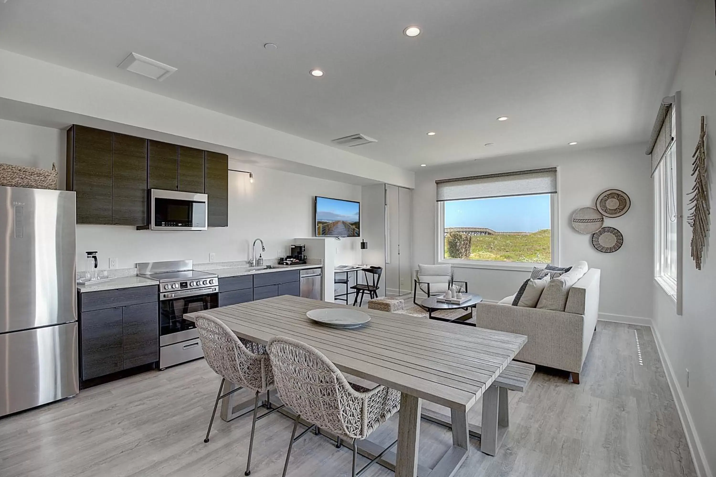 Living room, Dining Area in Lively Beach