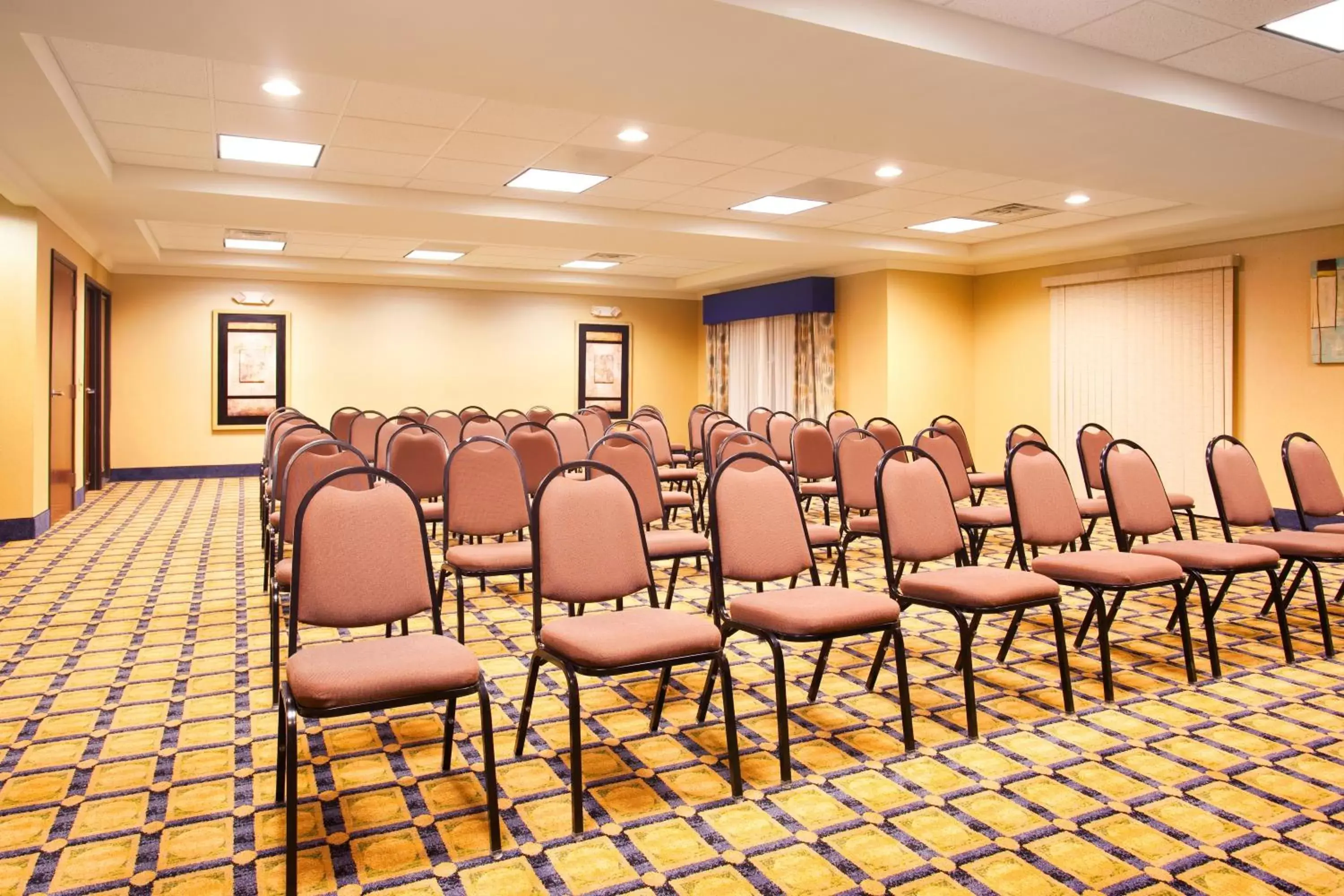 Meeting/conference room in Holiday Inn Express Hotel & Suites Chicago South Lansing, an IHG Hotel