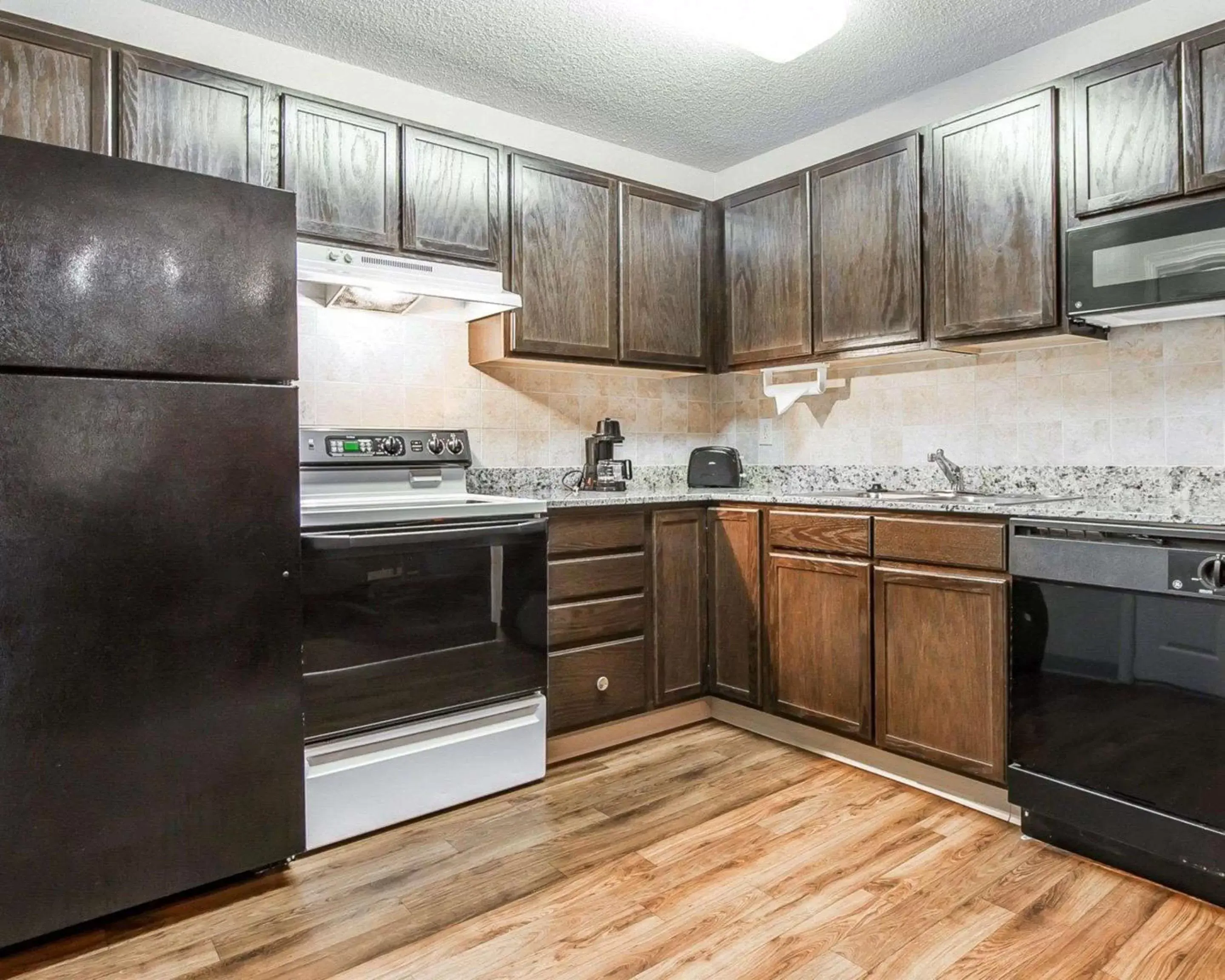 Bedroom, Kitchen/Kitchenette in MainStay Suites Knoxville Airport