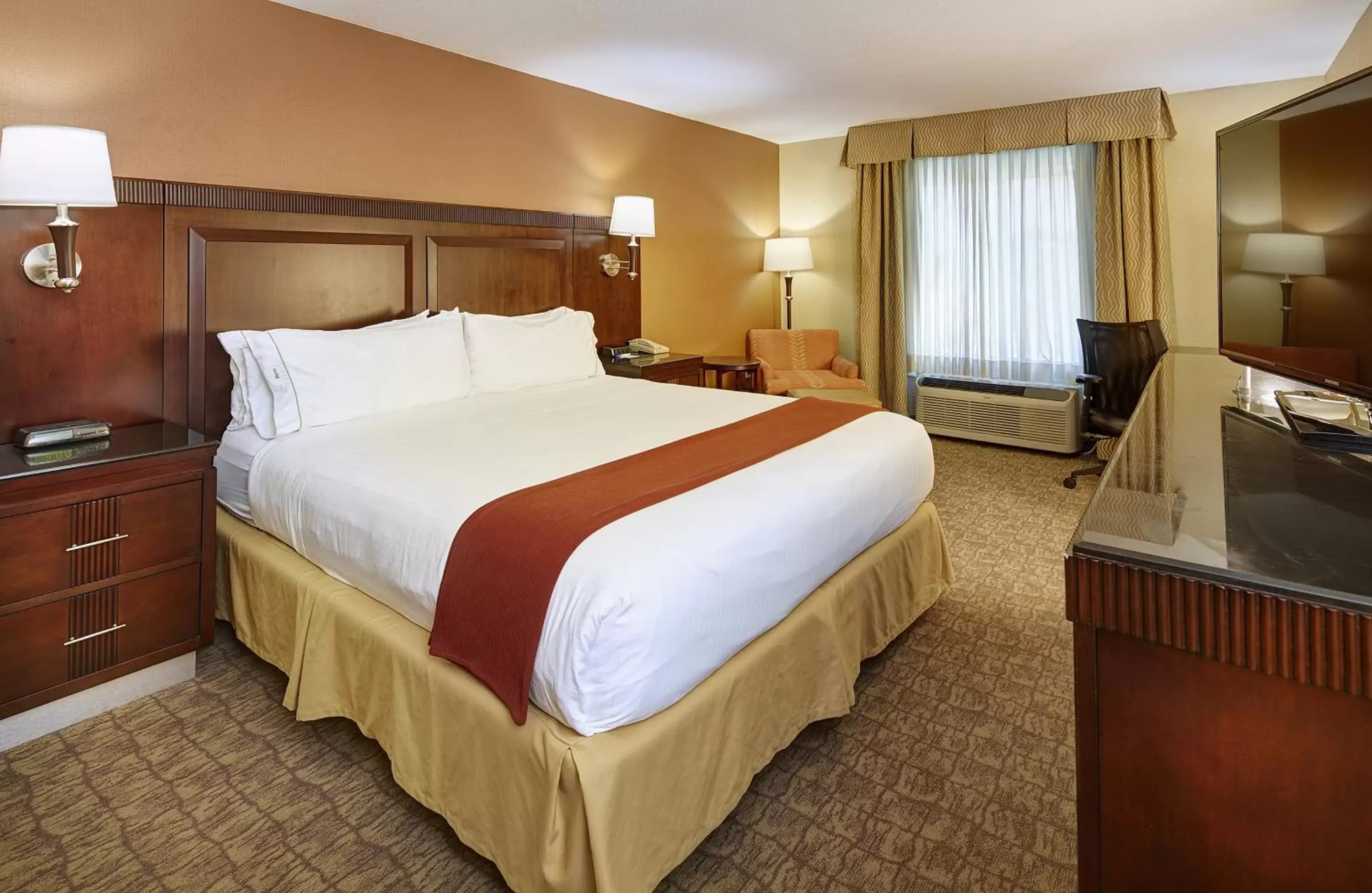 Photo of the whole room, Bed in Holiday Inn Express San Diego - Sorrento Valley, an IHG Hotel