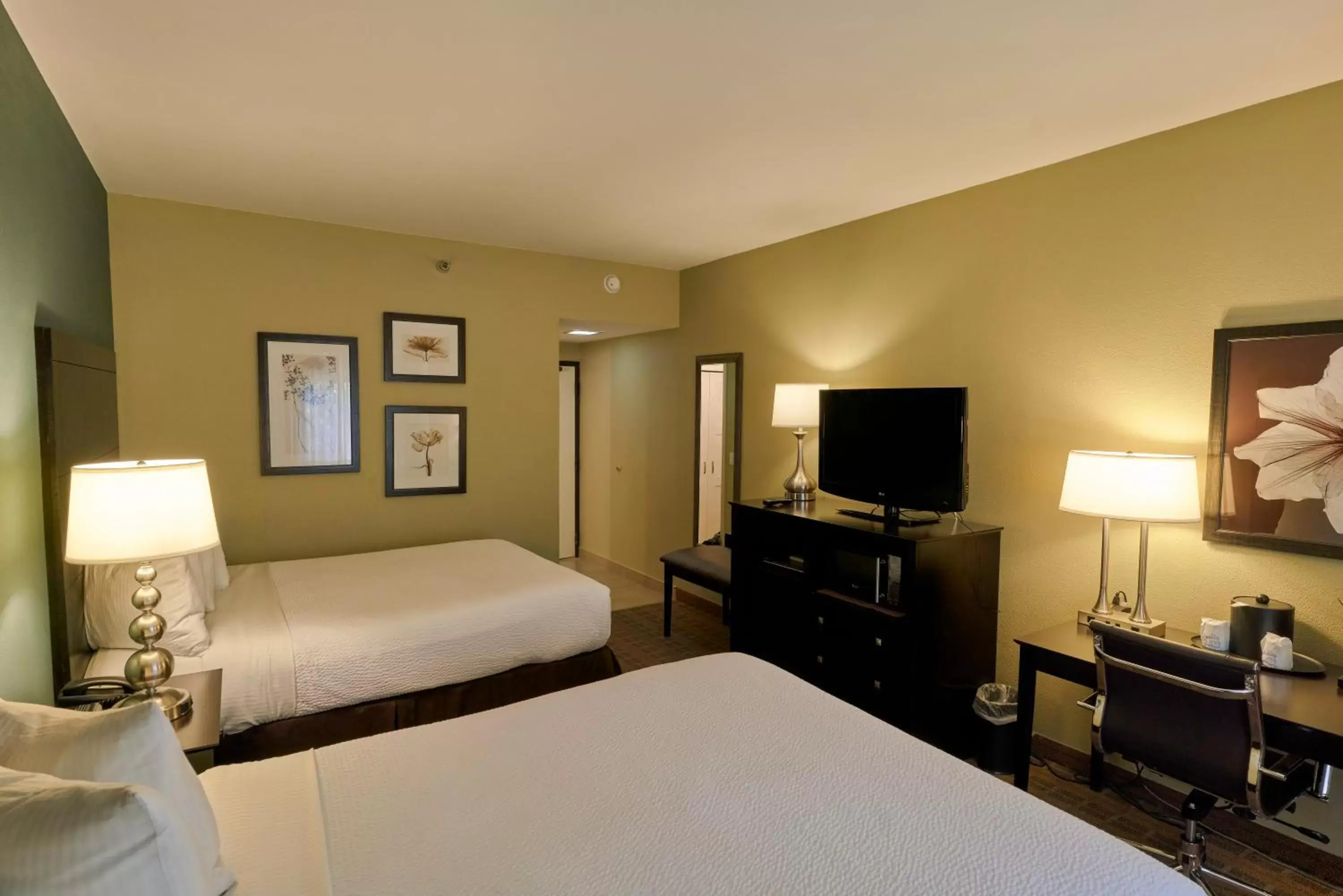 Bedroom, TV/Entertainment Center in La Cuesta Inn