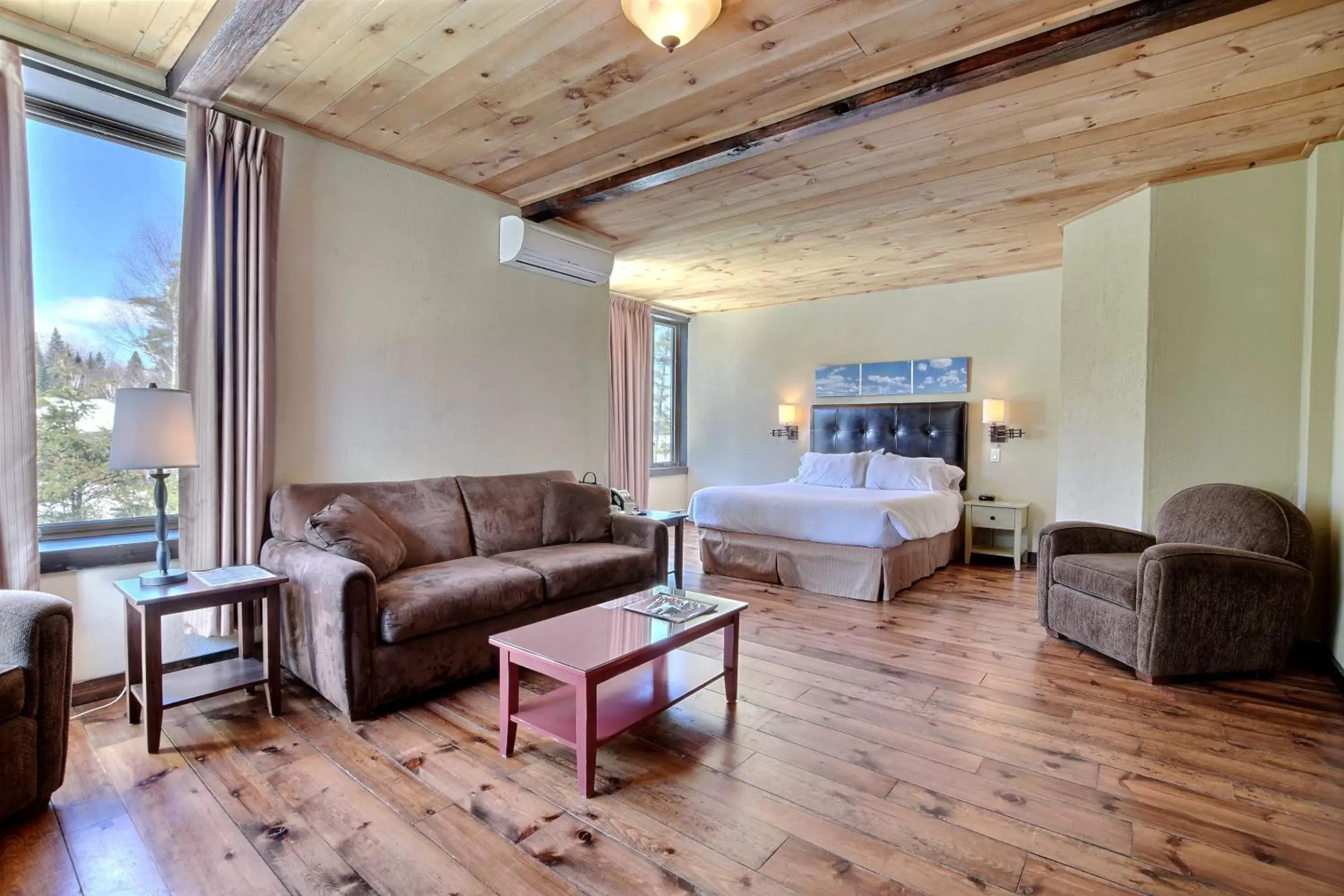 Seating Area in Les Condos Du Lac Taureau- Rooms & Condos