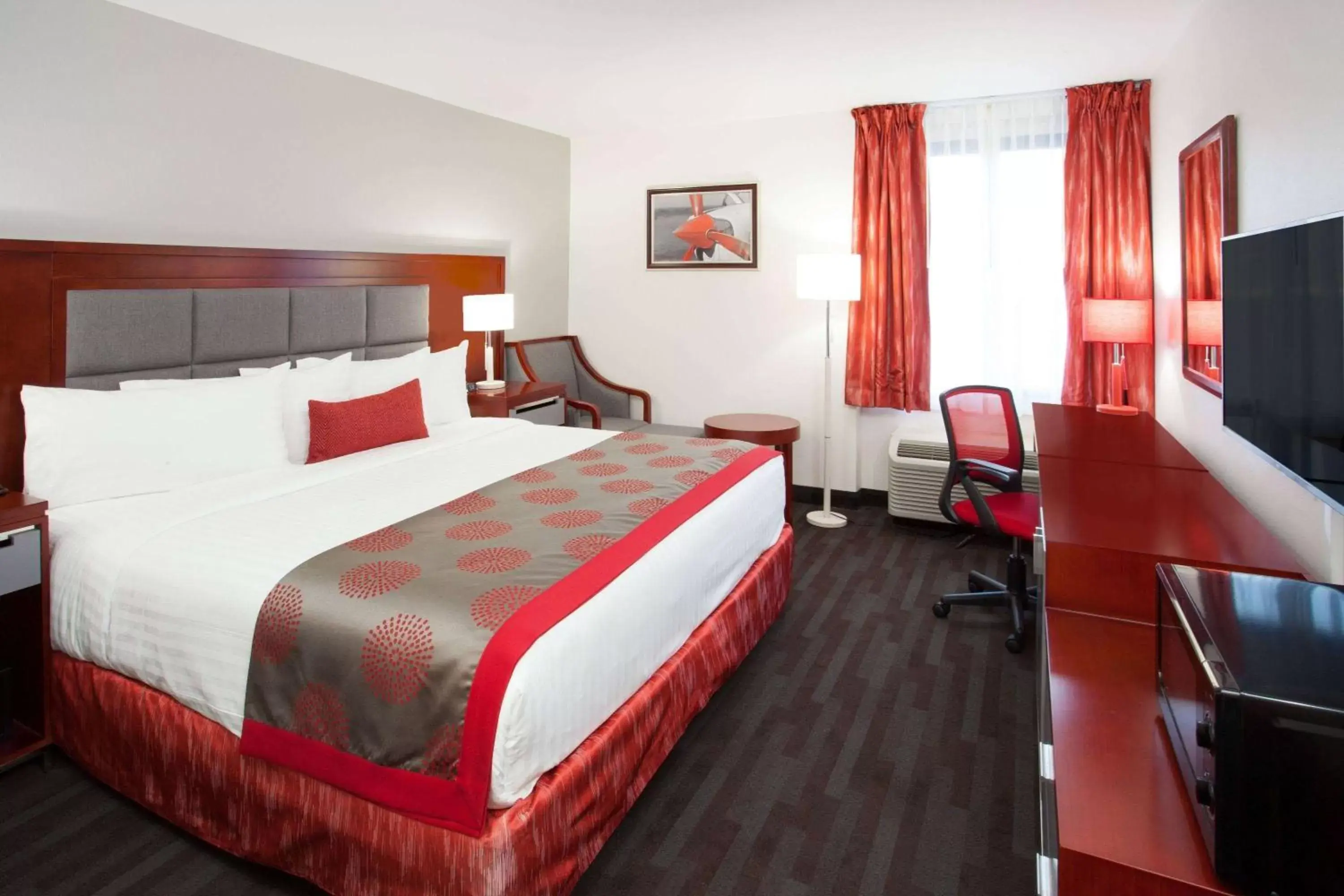 Photo of the whole room, Bed in Ramada Plaza by Wyndham Chicago North Shore