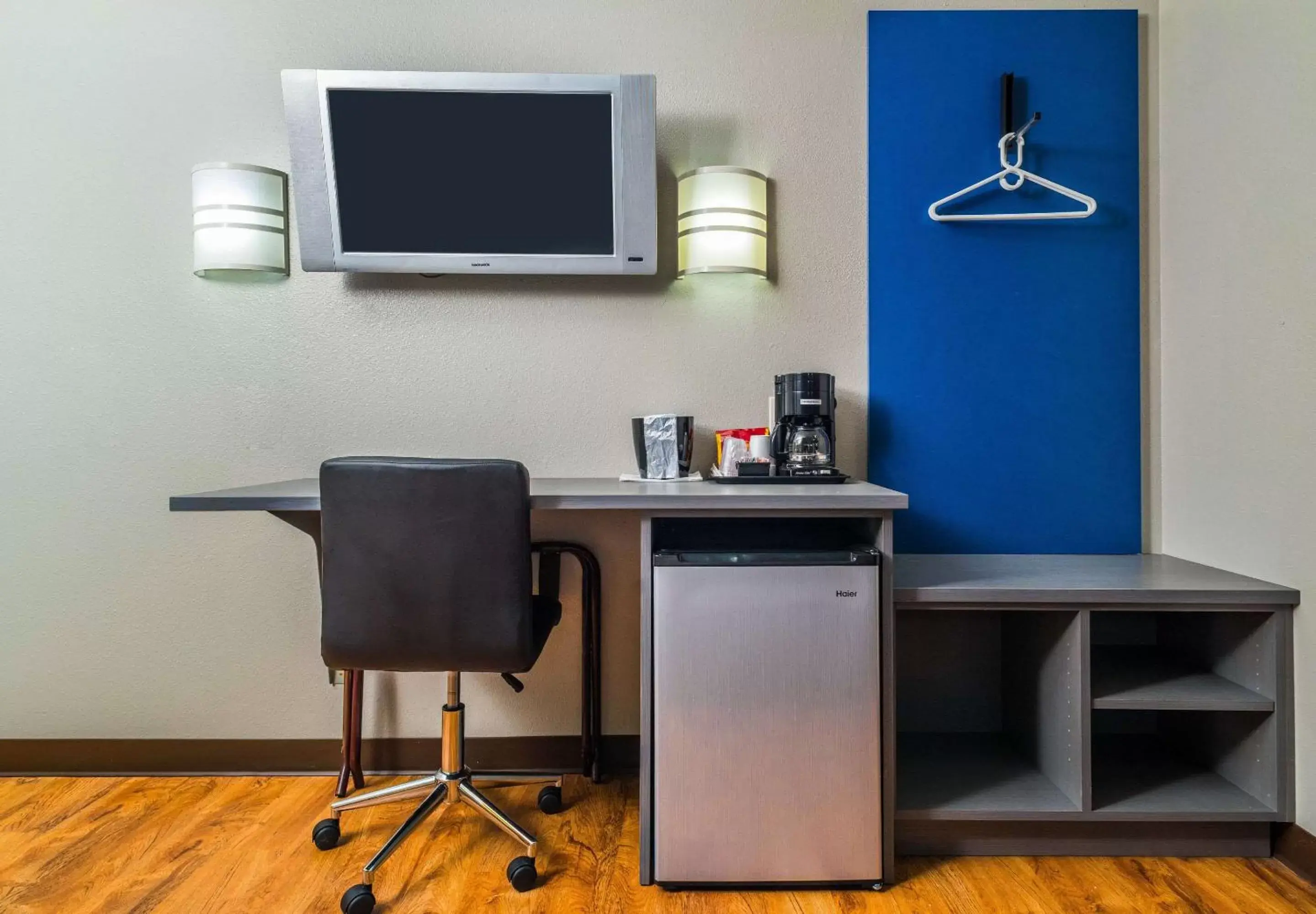 Photo of the whole room, TV/Entertainment Center in Studio Z, Ascend Hotel Collection