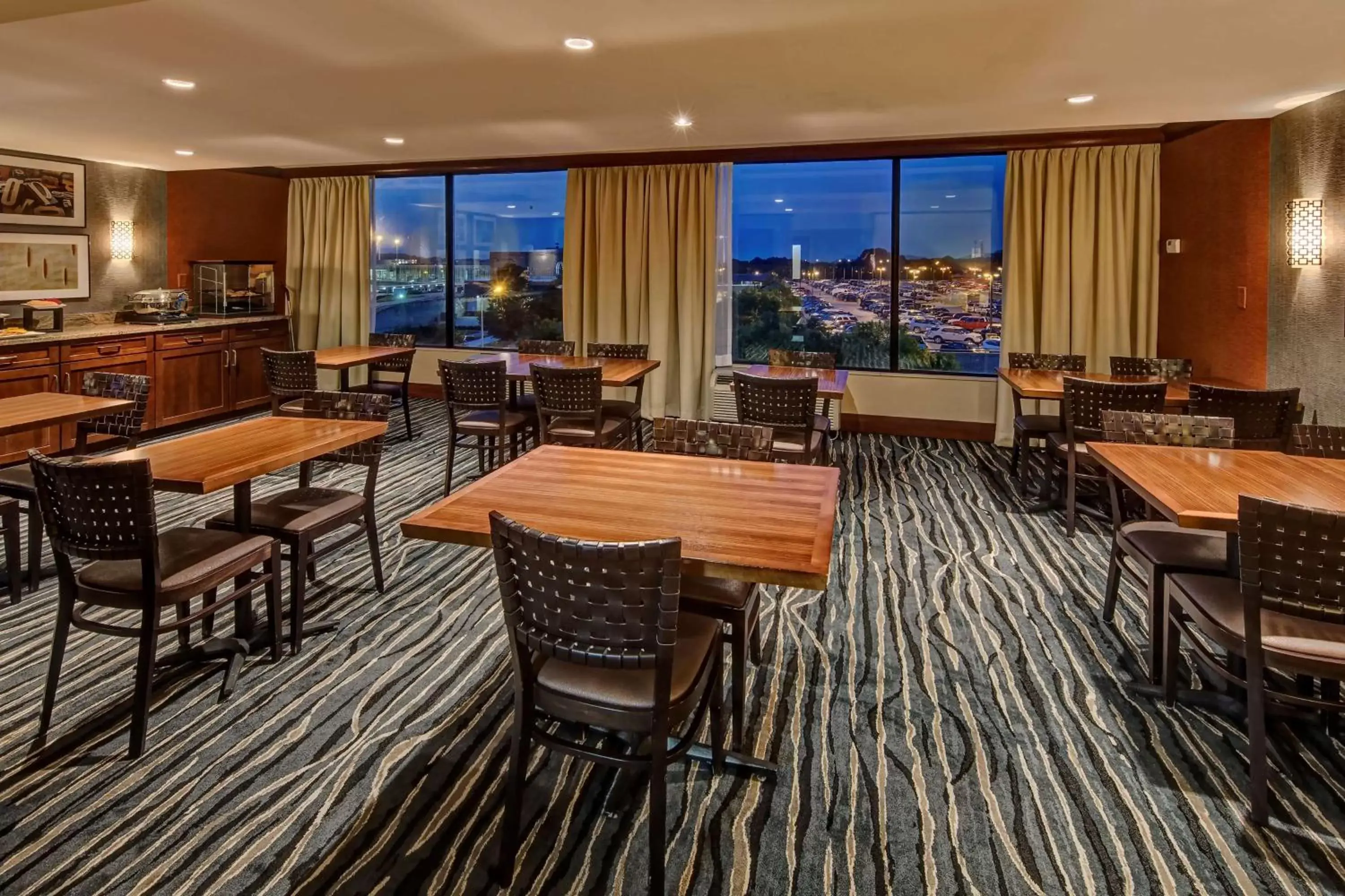 Restaurant/Places to Eat in Hilton Knoxville Airport