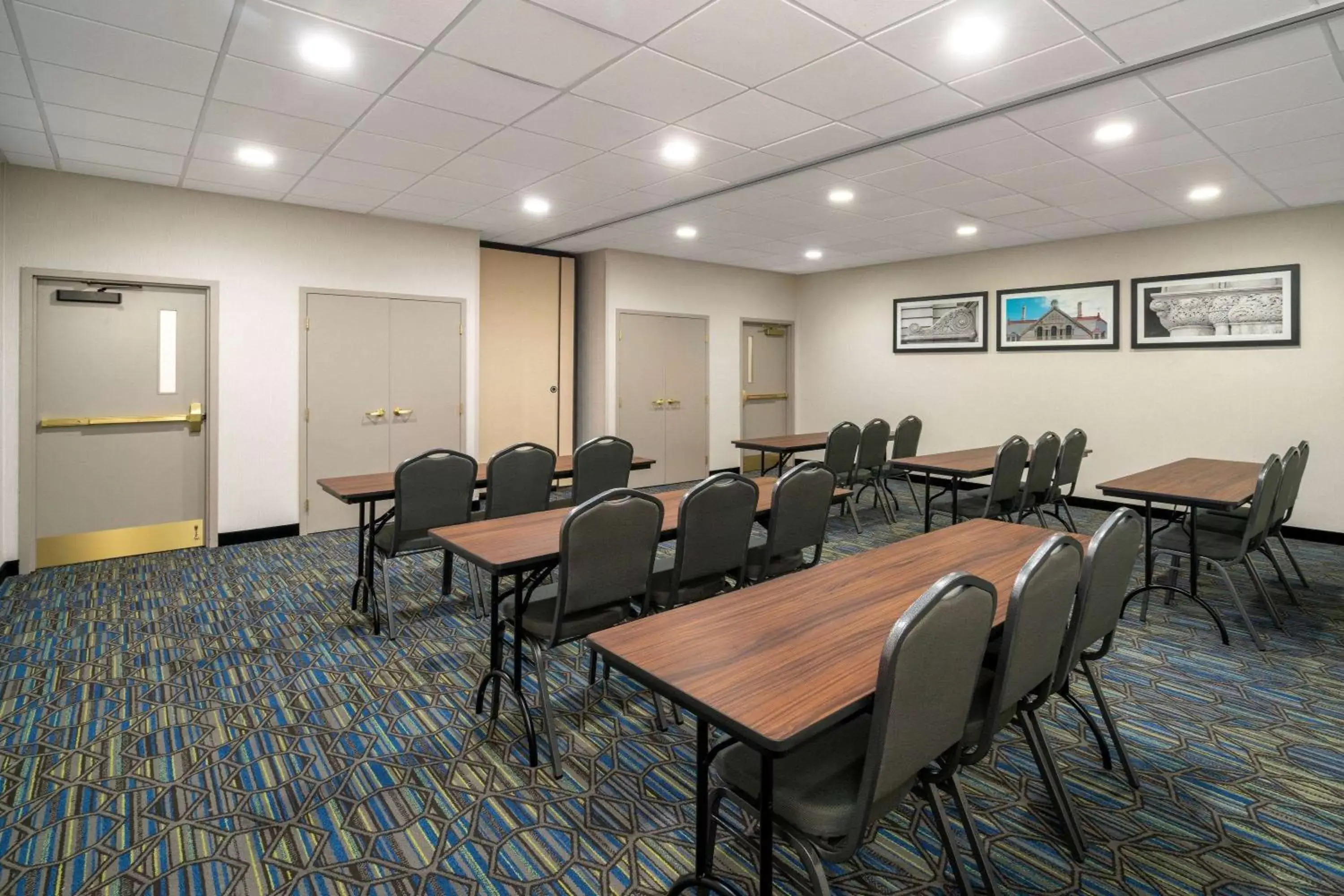 Meeting/conference room in La Quinta by Wyndham Latham Albany Airport
