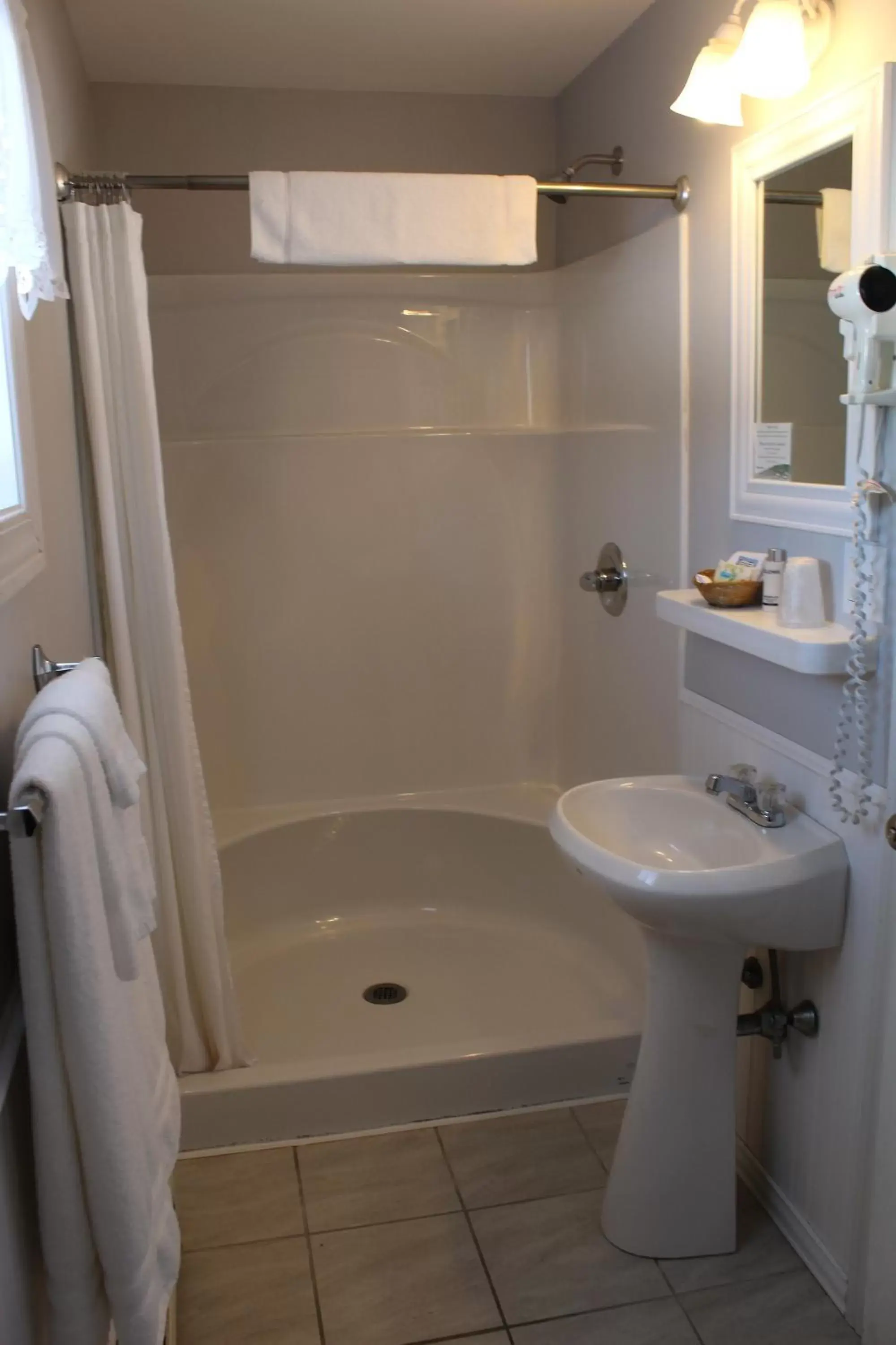 Shower, Bathroom in The Eastland Motel