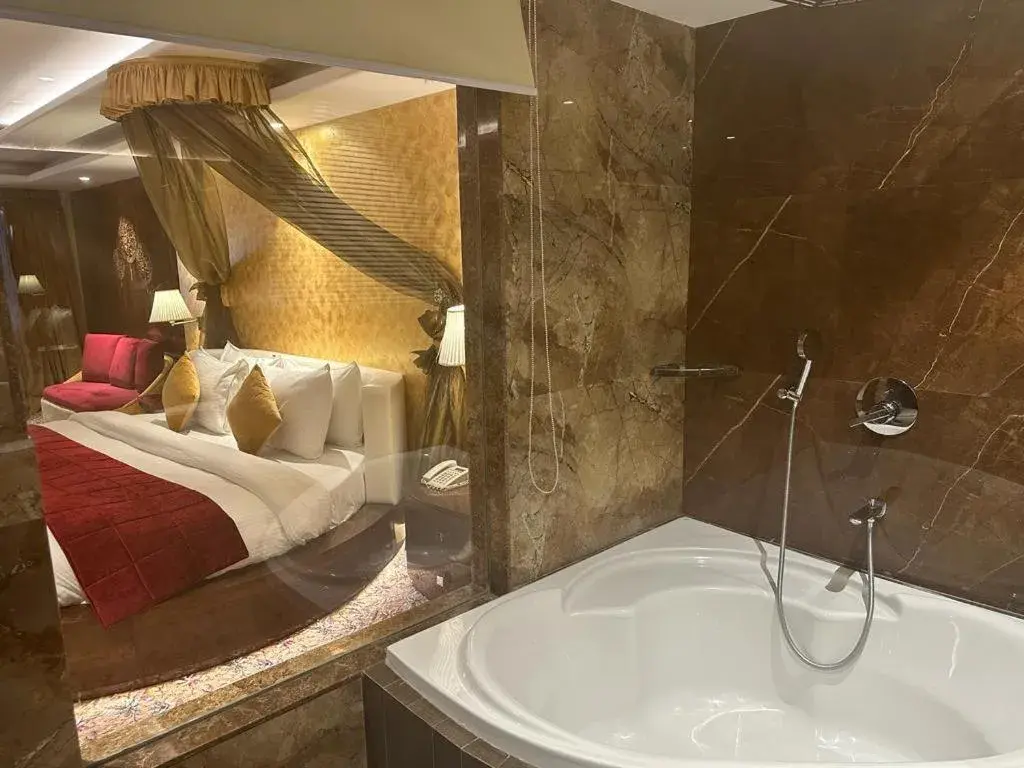 Bed, Bathroom in Hotel Ramhan Palace