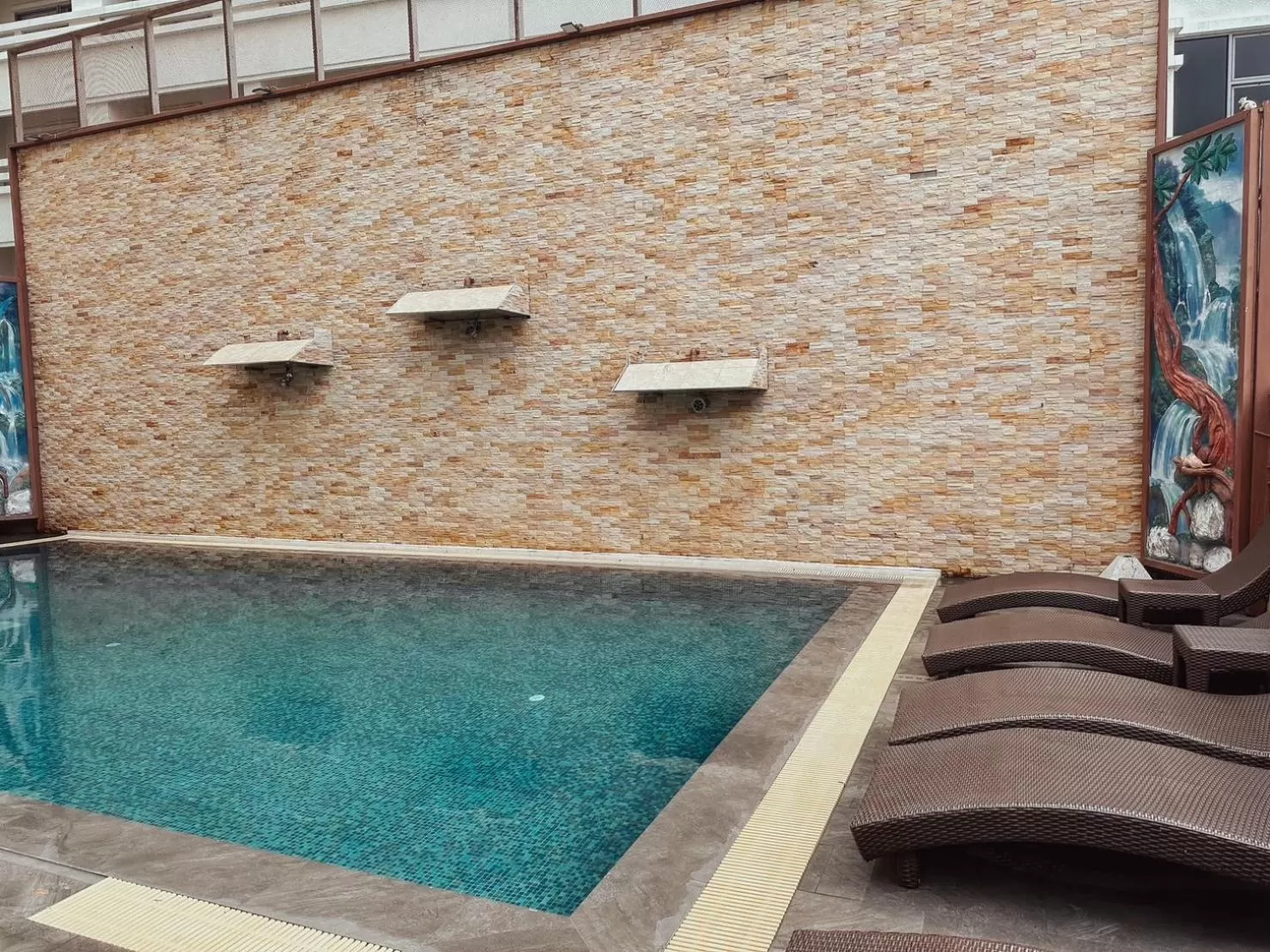 Swimming pool in Hotel De Khuvieng