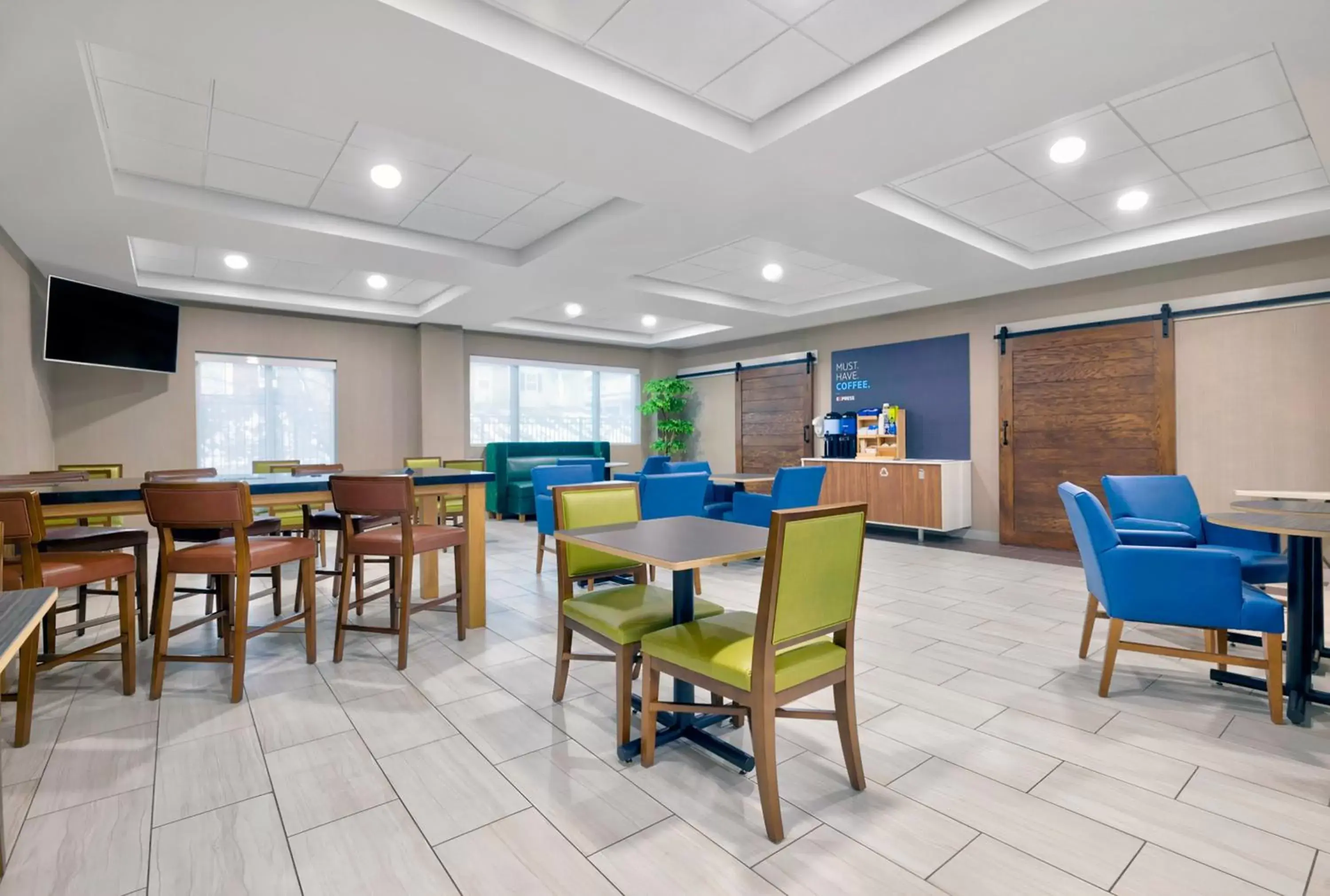 Breakfast, Restaurant/Places to Eat in Holiday Inn Express Hotel & Suites Kansas City - Grandview, an IHG Hotel
