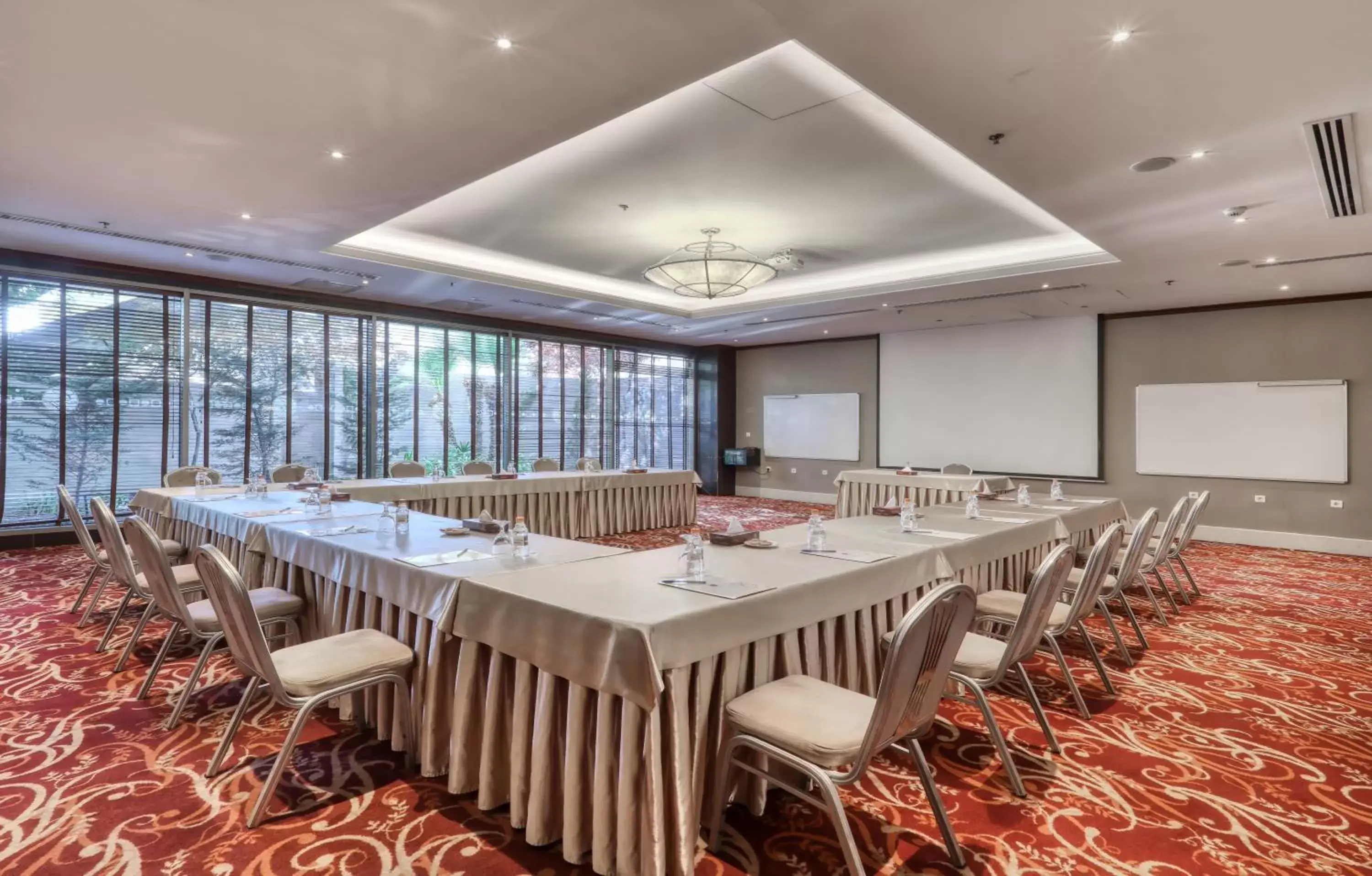 Meeting/conference room in Geneva Hotel