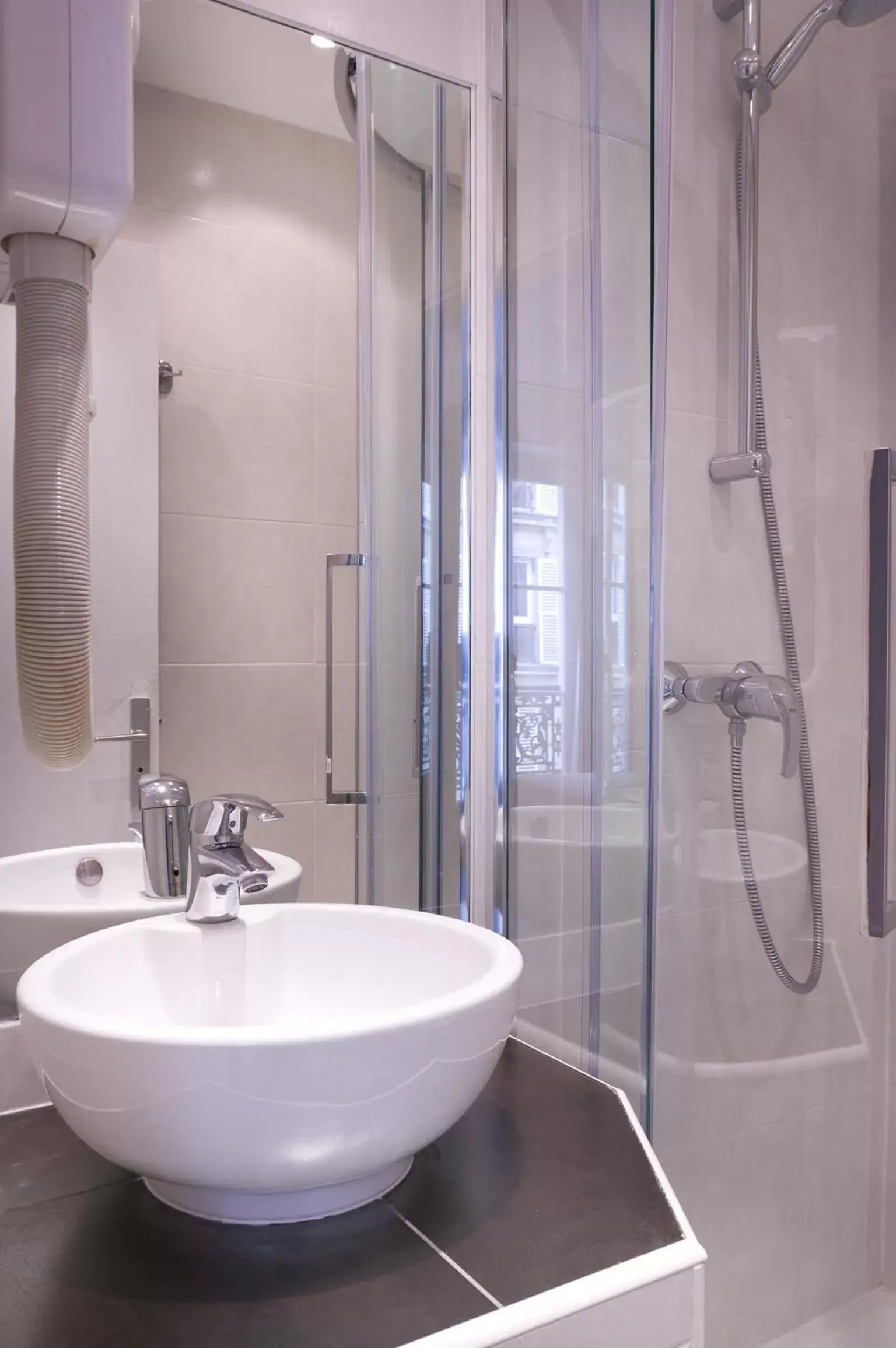 Double Room with Shower in Hôtel Le Compostelle