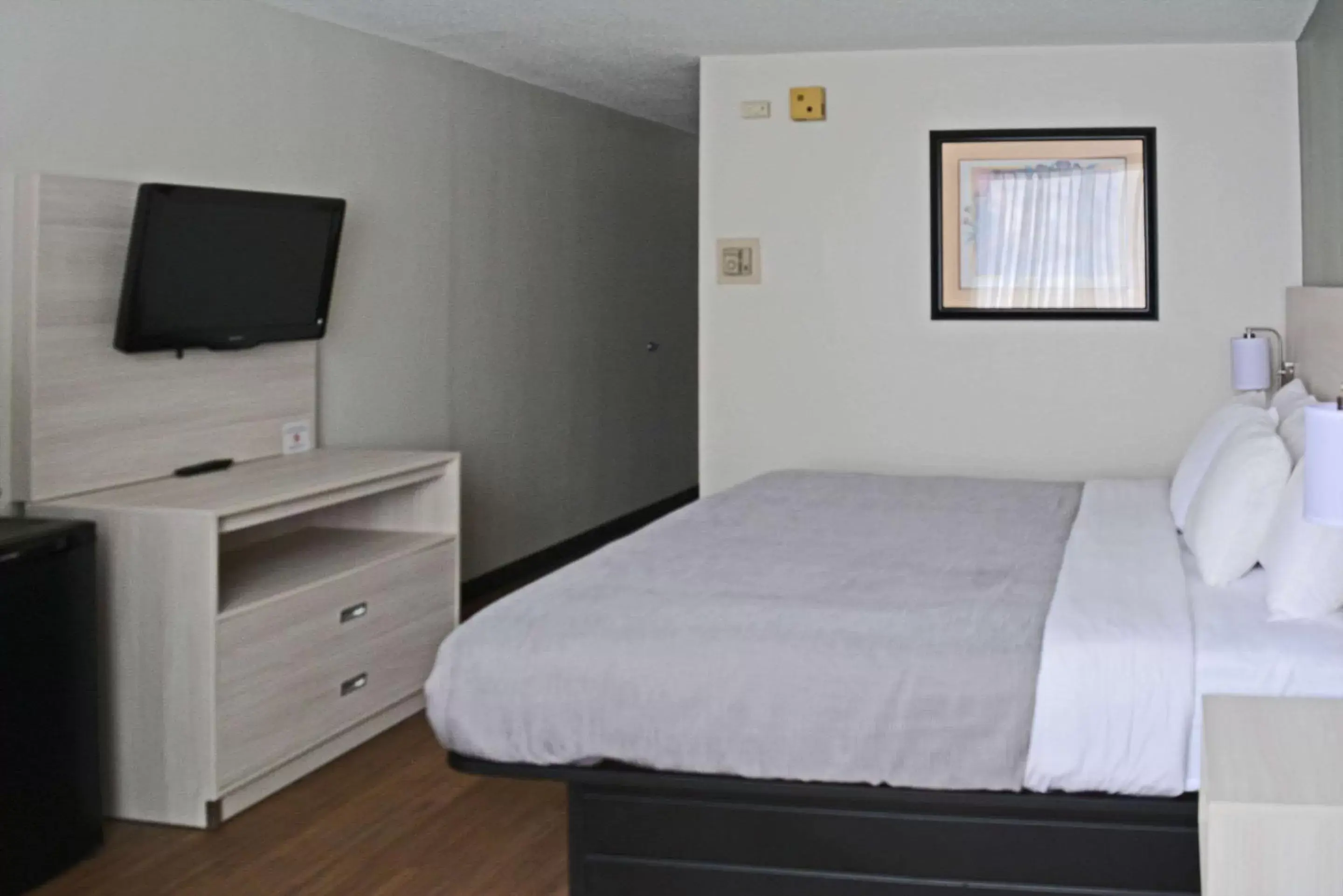 Bedroom, Bed in Quality Inn & Suites East Syracuse - Carrier Circle Bedroom, Bed in Quality Inn & Suites East Syracuse - Carrier Circle