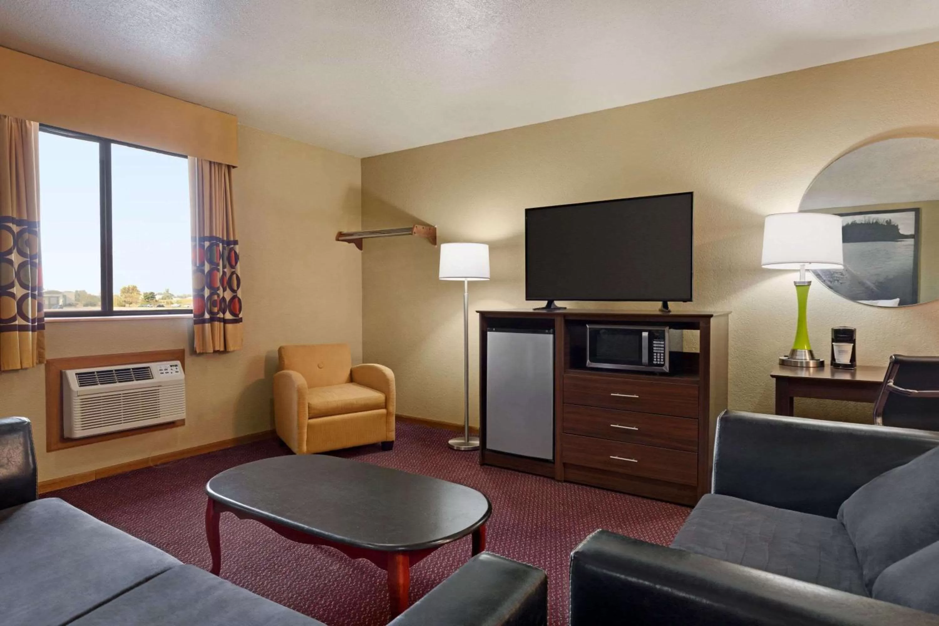Photo of the whole room in Super 8 by Wyndham Sikeston/Miner Area