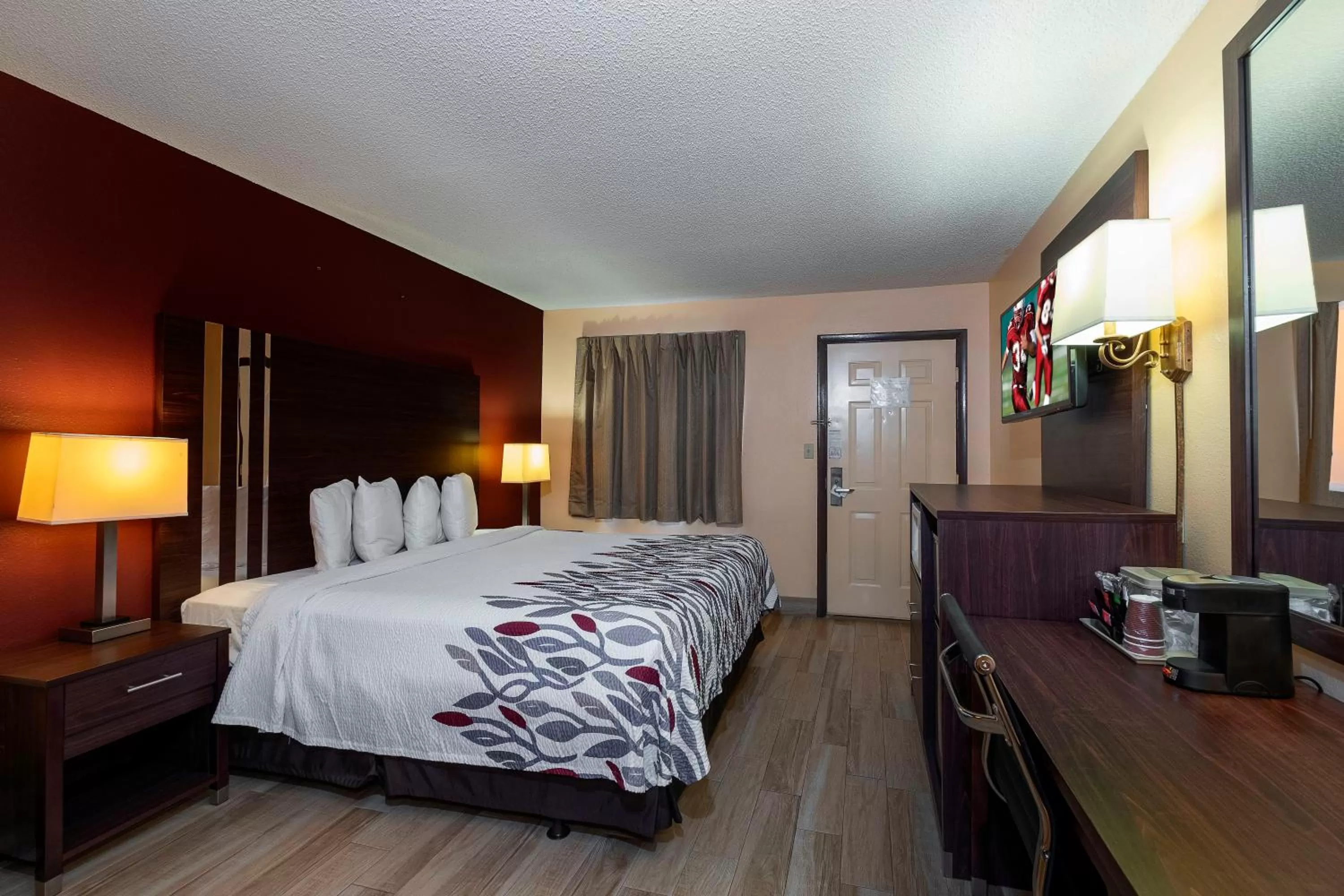 Photo of the whole room, Bed in Red Roof Inn Valdosta - University