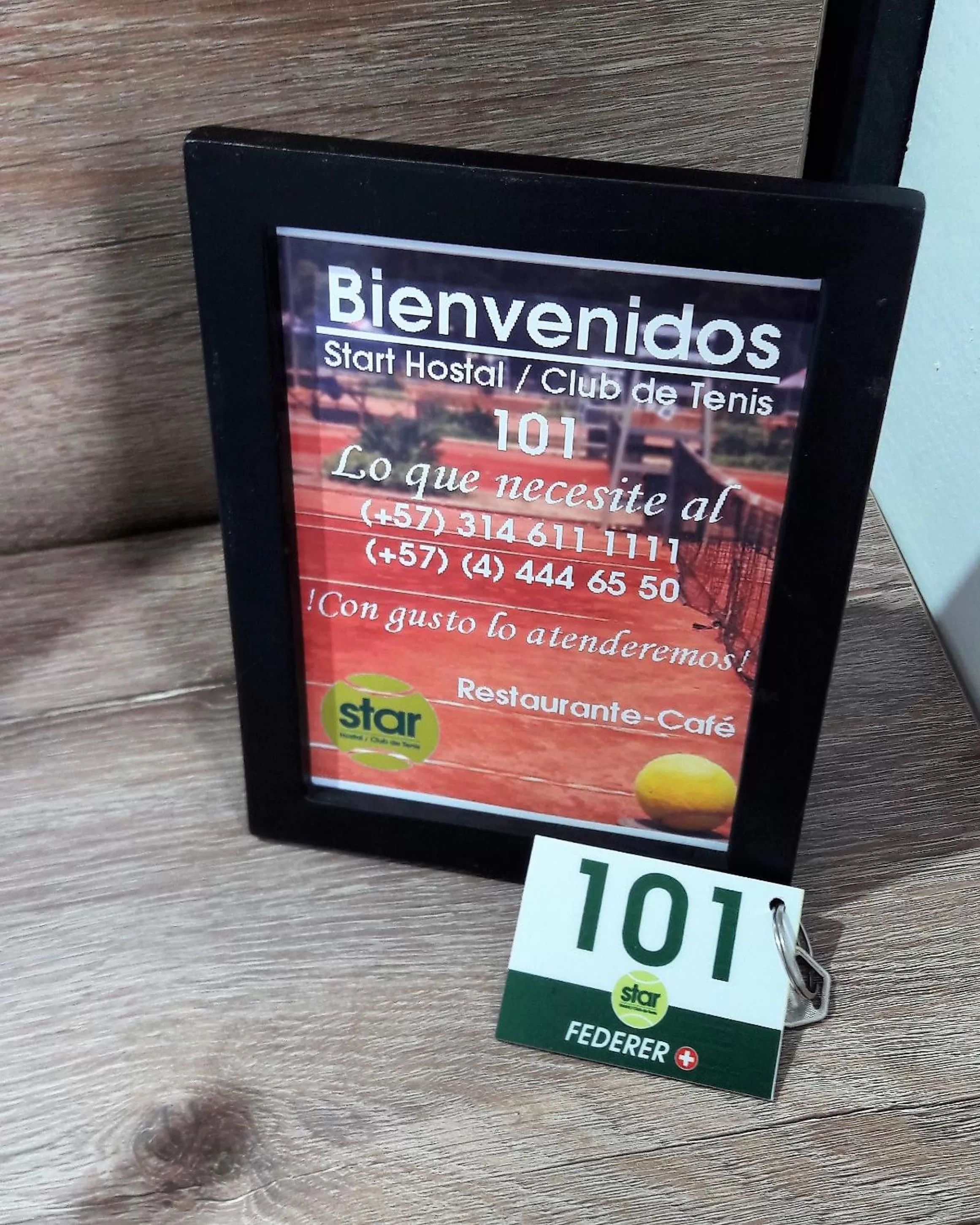 Decorative detail, TV/Entertainment Center in ALTO LODGING Centro de Entrenamiento Deportivo y Negocios, a 2 pasos del Aeropuerto JMC, Transporte Incluido