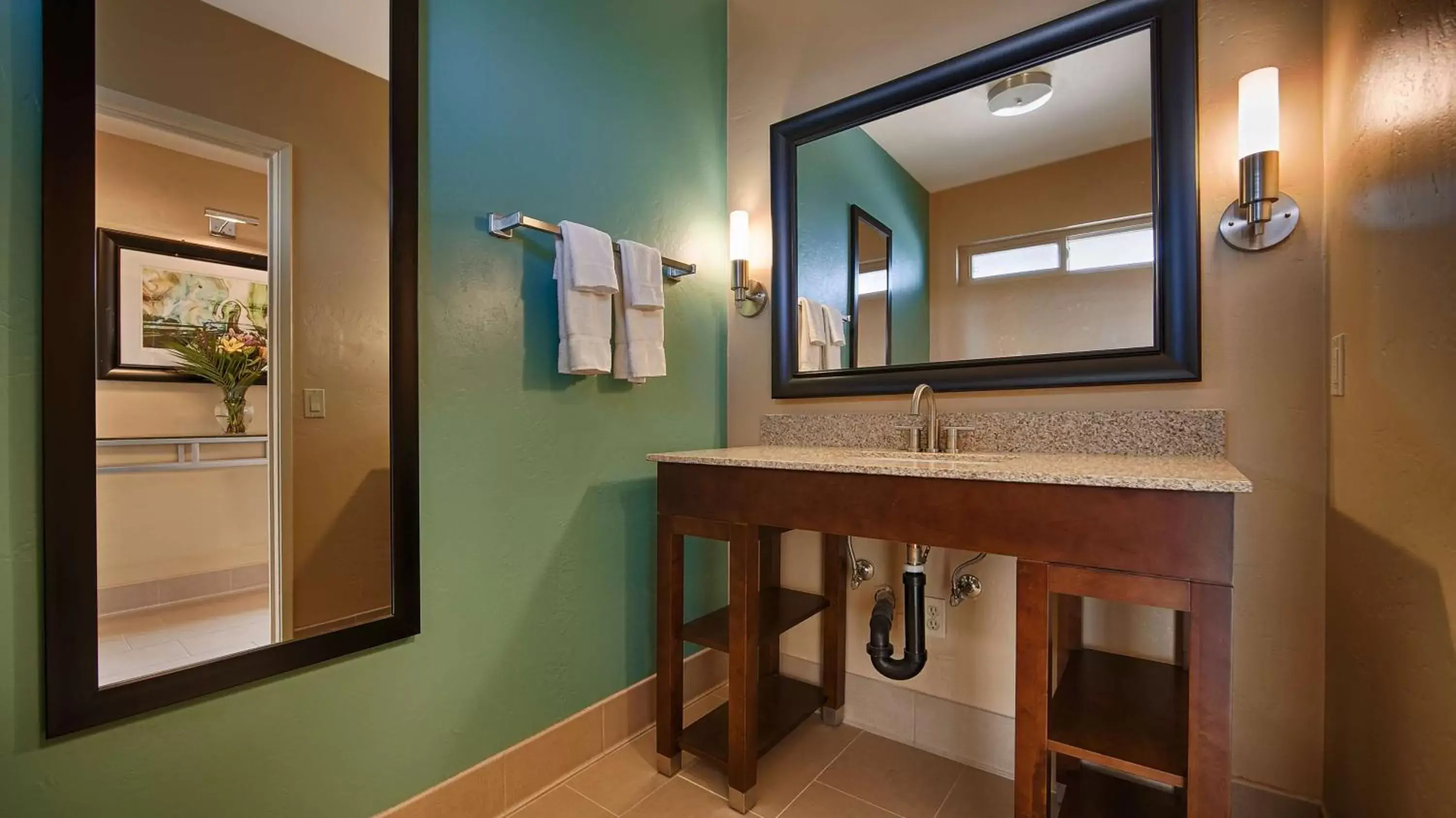 Bathroom in Best Western Plus Beach View Lodge