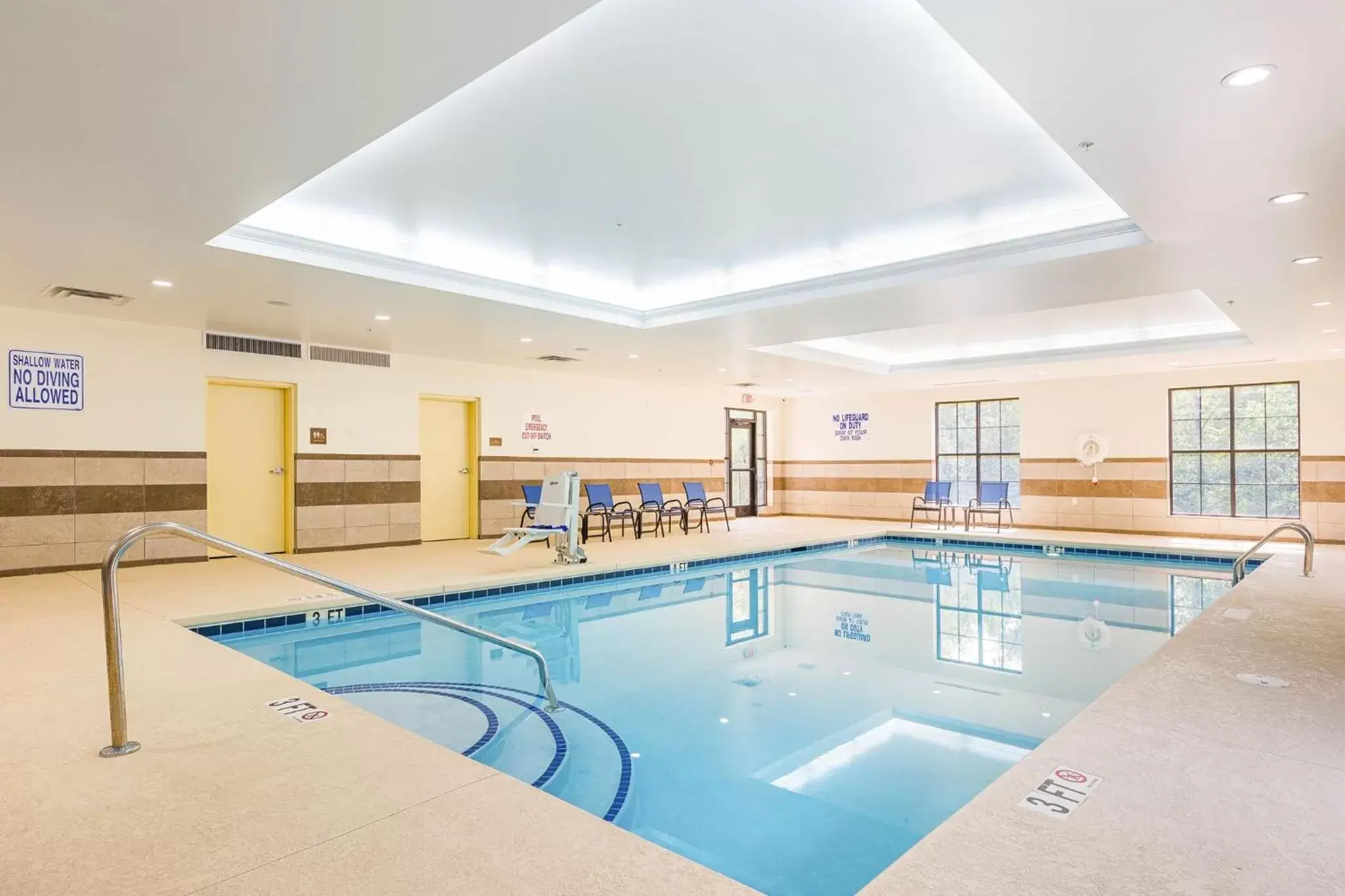 Swimming Pool in Comfort Suites Greenville South