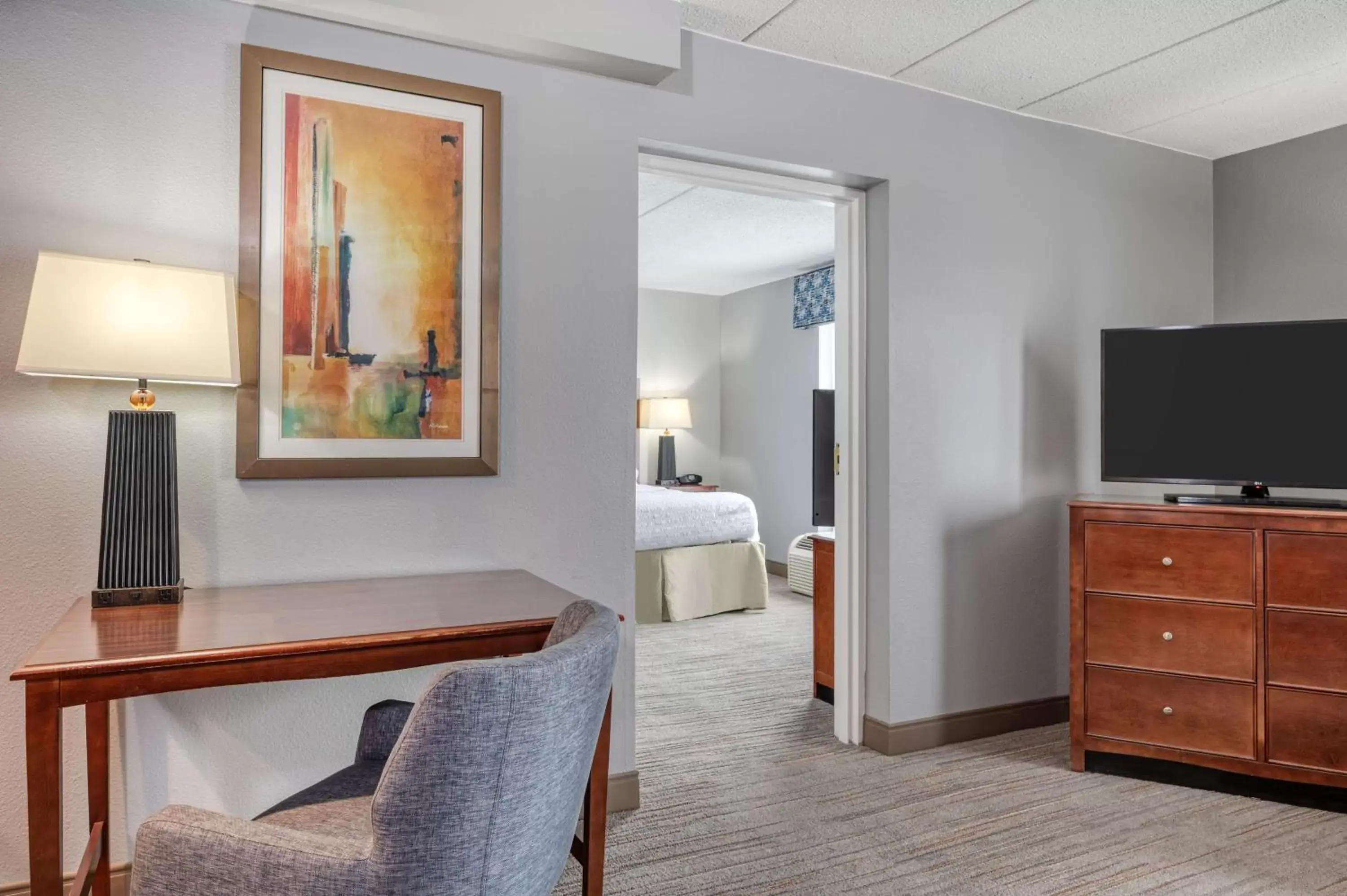 Bedroom, TV/Entertainment Center in Hampton Inn Baltimore/White Marsh