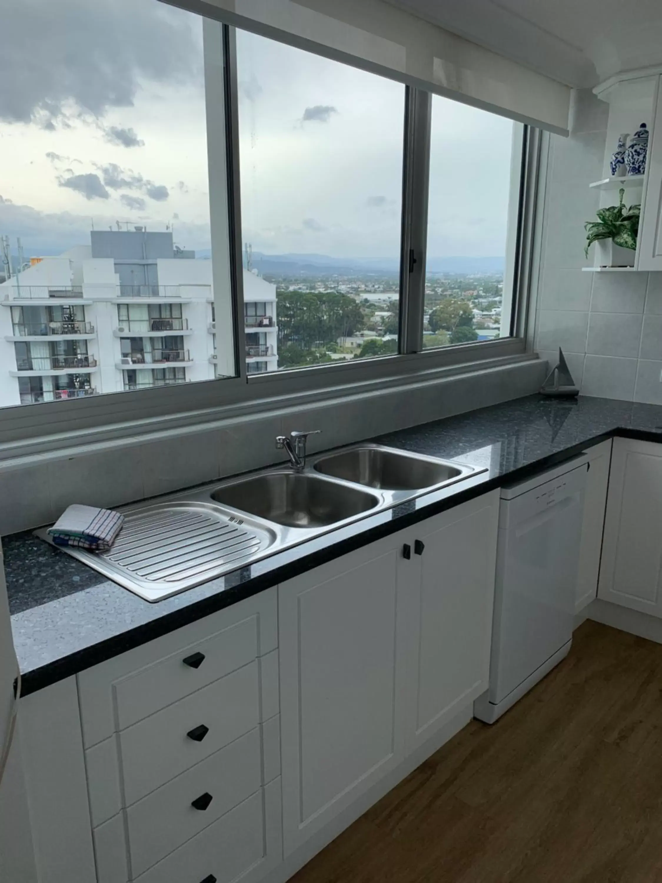 Kitchen or kitchenette, Kitchen/Kitchenette in Pacific Regis Beachfront Holiday Apartments