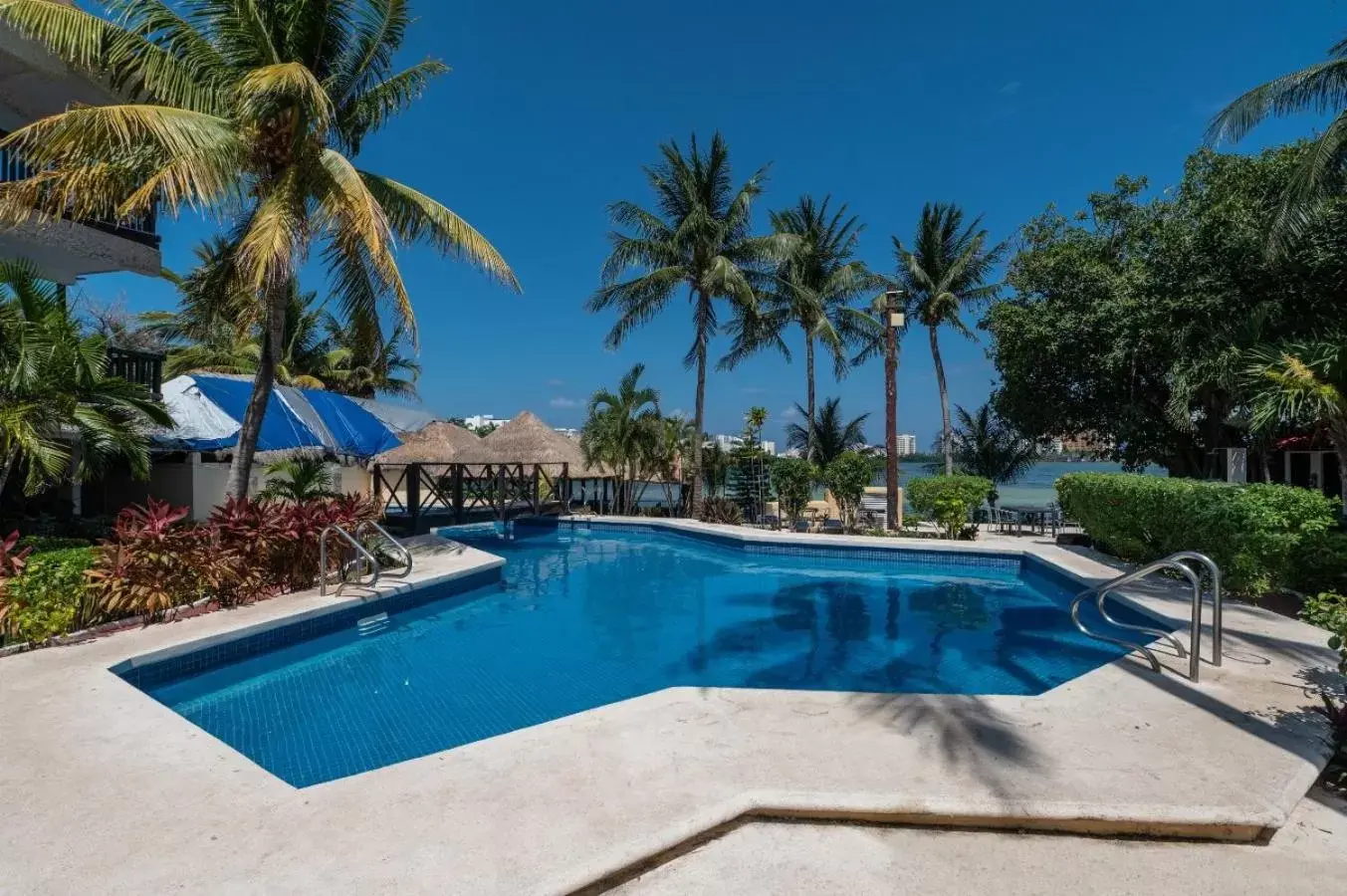 Swimming Pool in Hotel Imperial Laguna Faranda Cancún