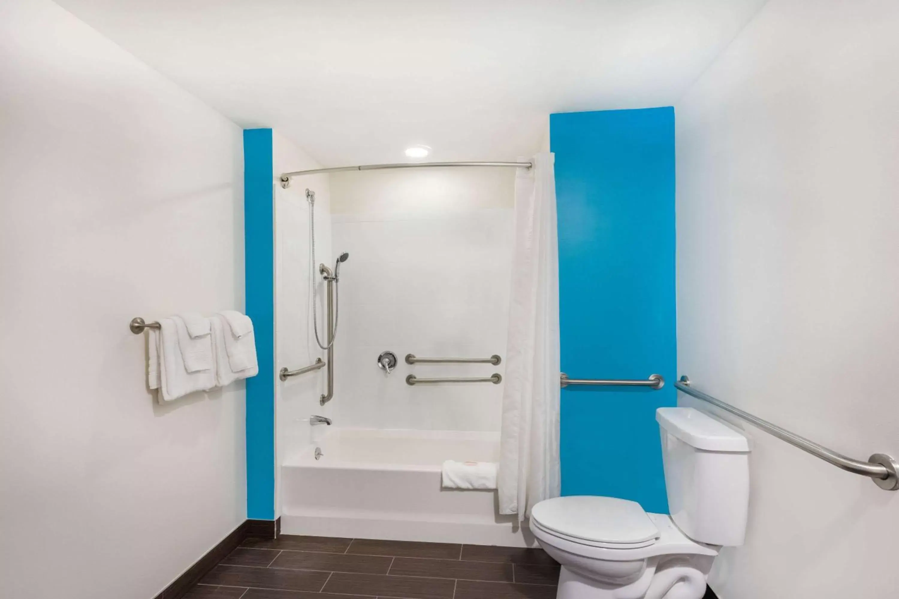 Bathroom in Howard Johnson by Wyndham Quincy/ Boston