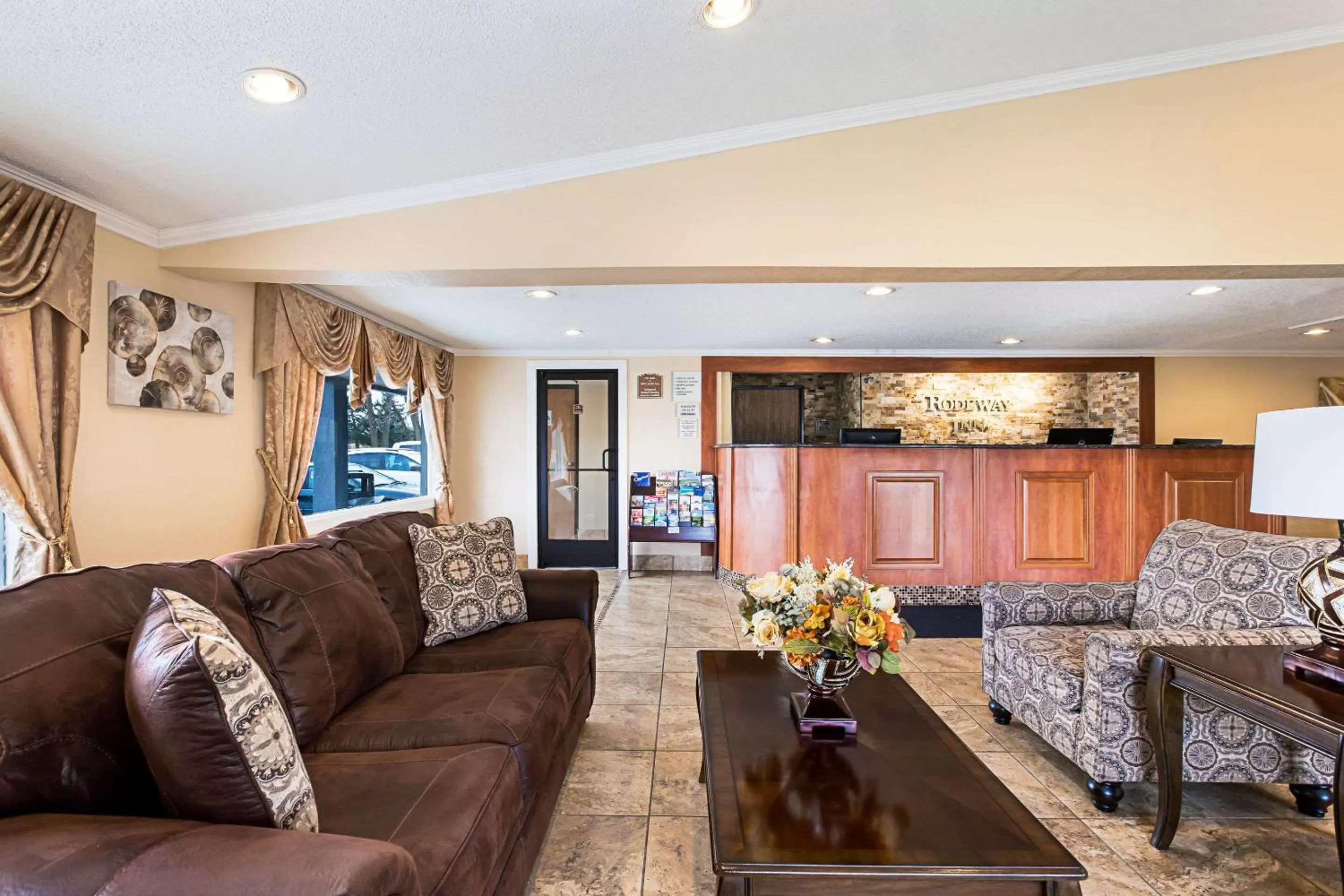 Lobby or reception, Seating Area in Rodeway Inn Metro Airport