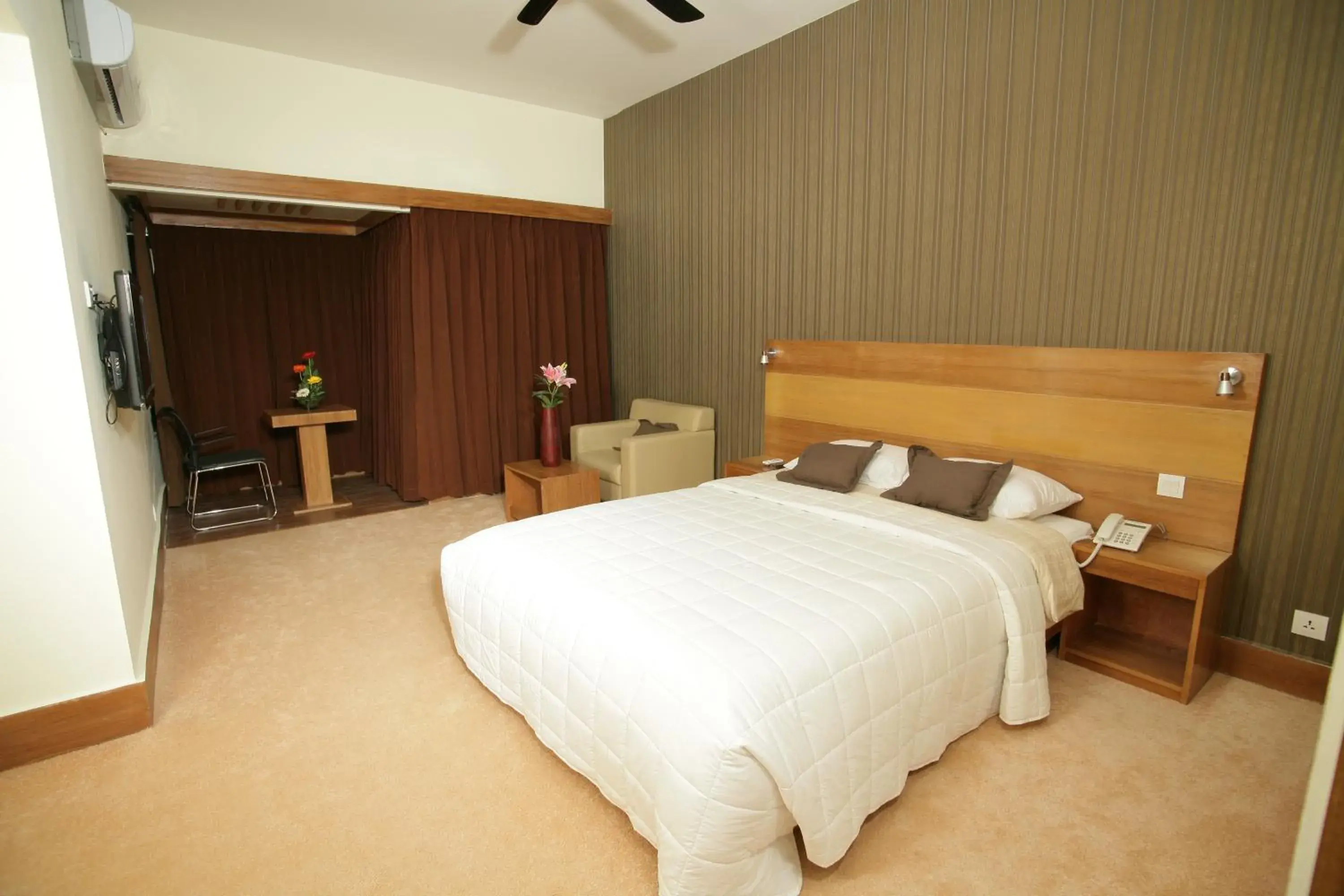 Photo of the whole room, Bed in Richmond Hotel & Suites