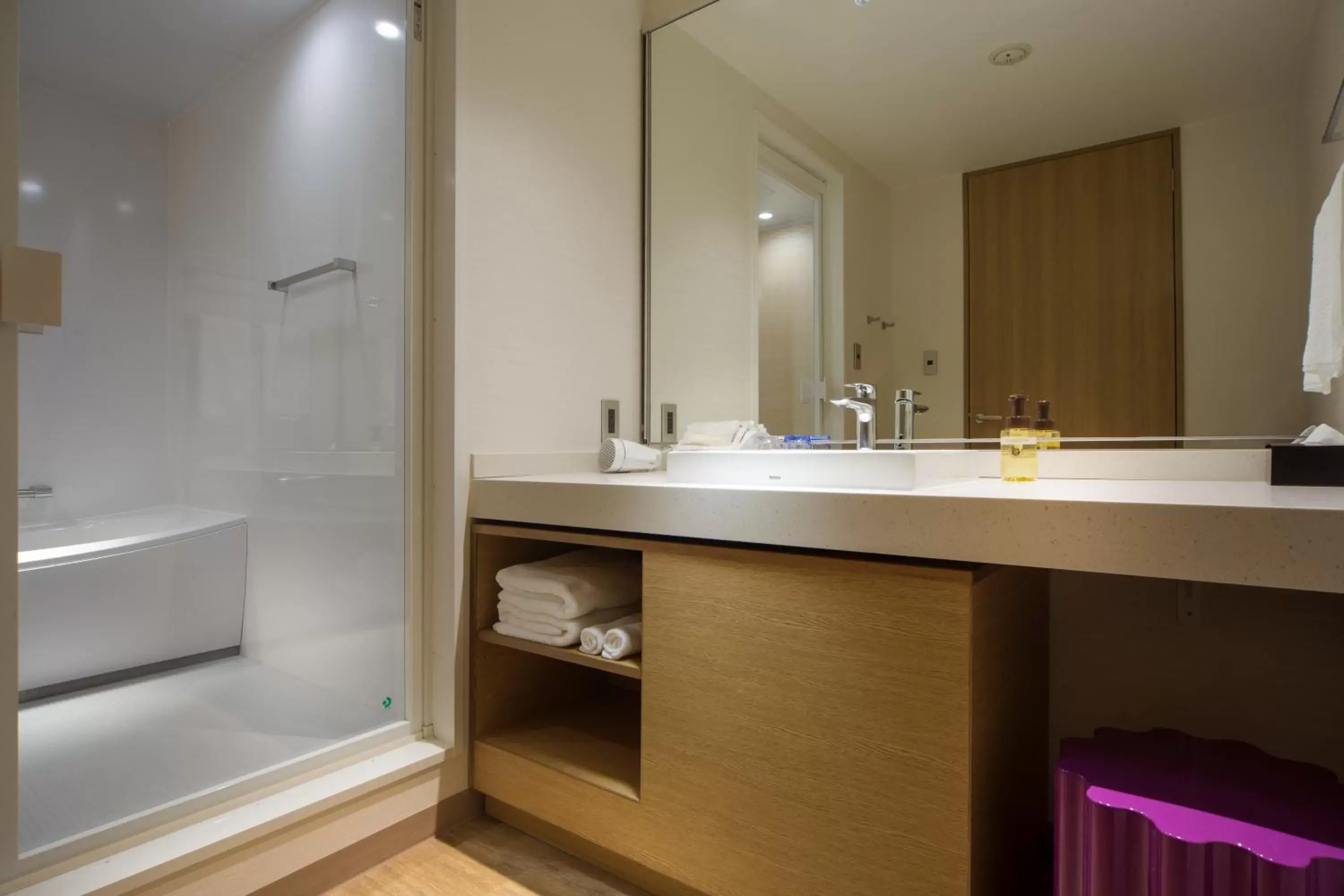 Photo of the whole room, Bathroom in Holiday Inn Resort Shinano-Omachi Kuroyon, an IHG Hotel