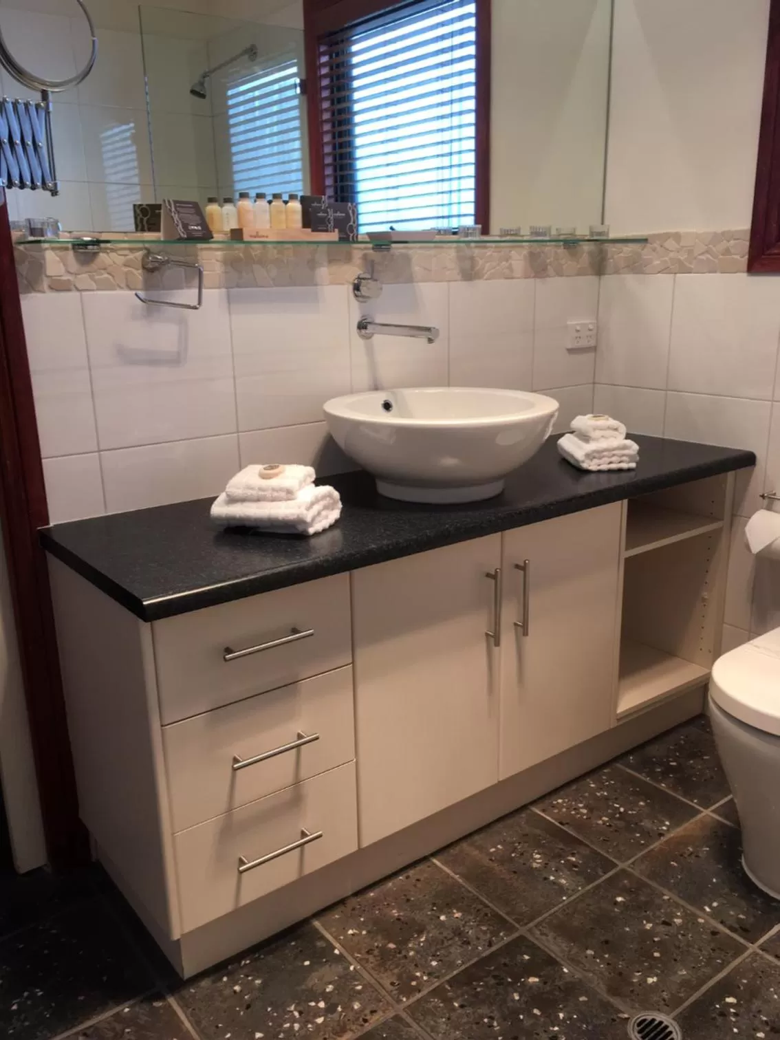 Bathroom in Wine and Roses Bed and Breakfast