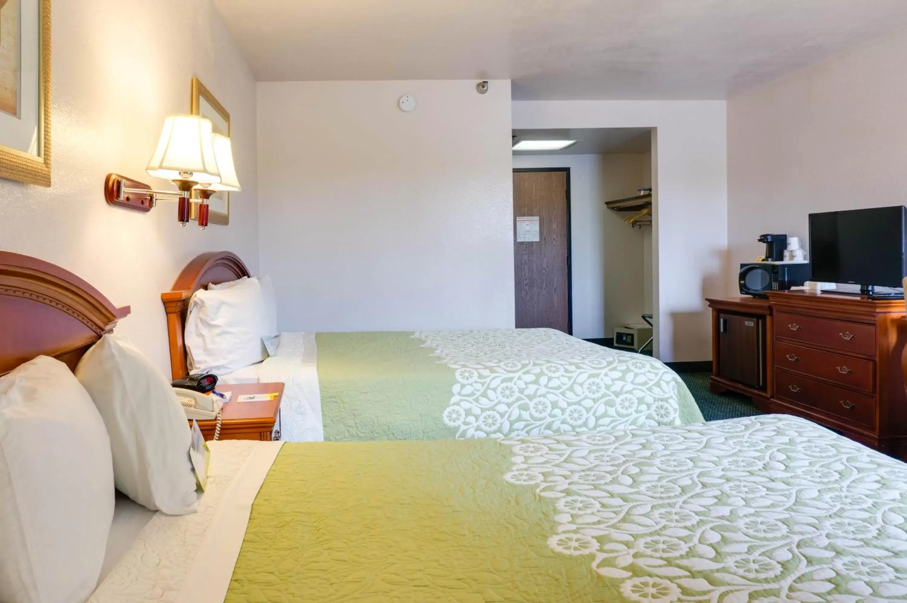 Bed in Days Inn & Suites by Wyndham Fullerton Bed in Days Inn & Suites by Wyndham Fullerton