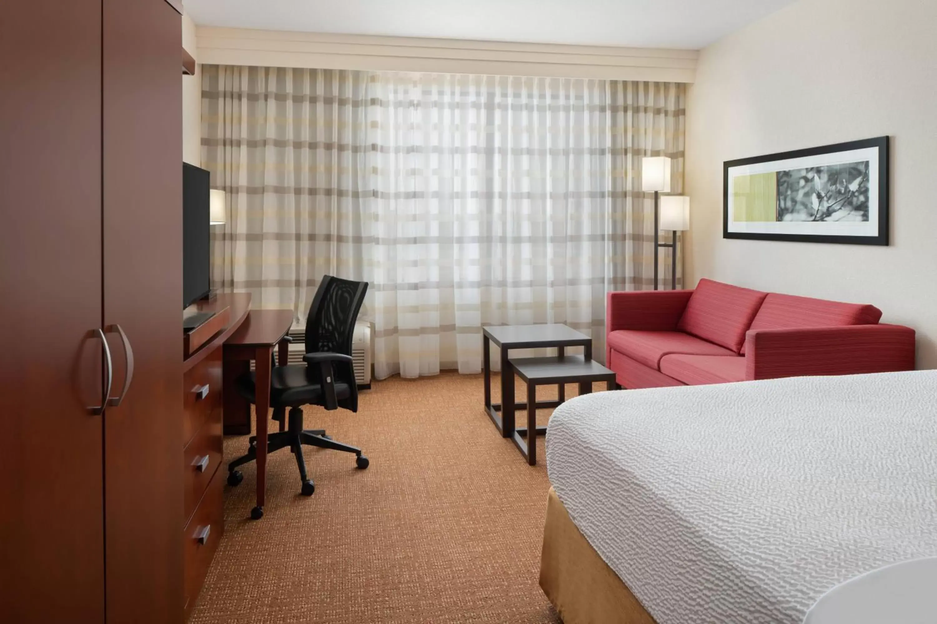 Photo of the whole room, Seating Area in Courtyard By Marriott Houston Kingwood