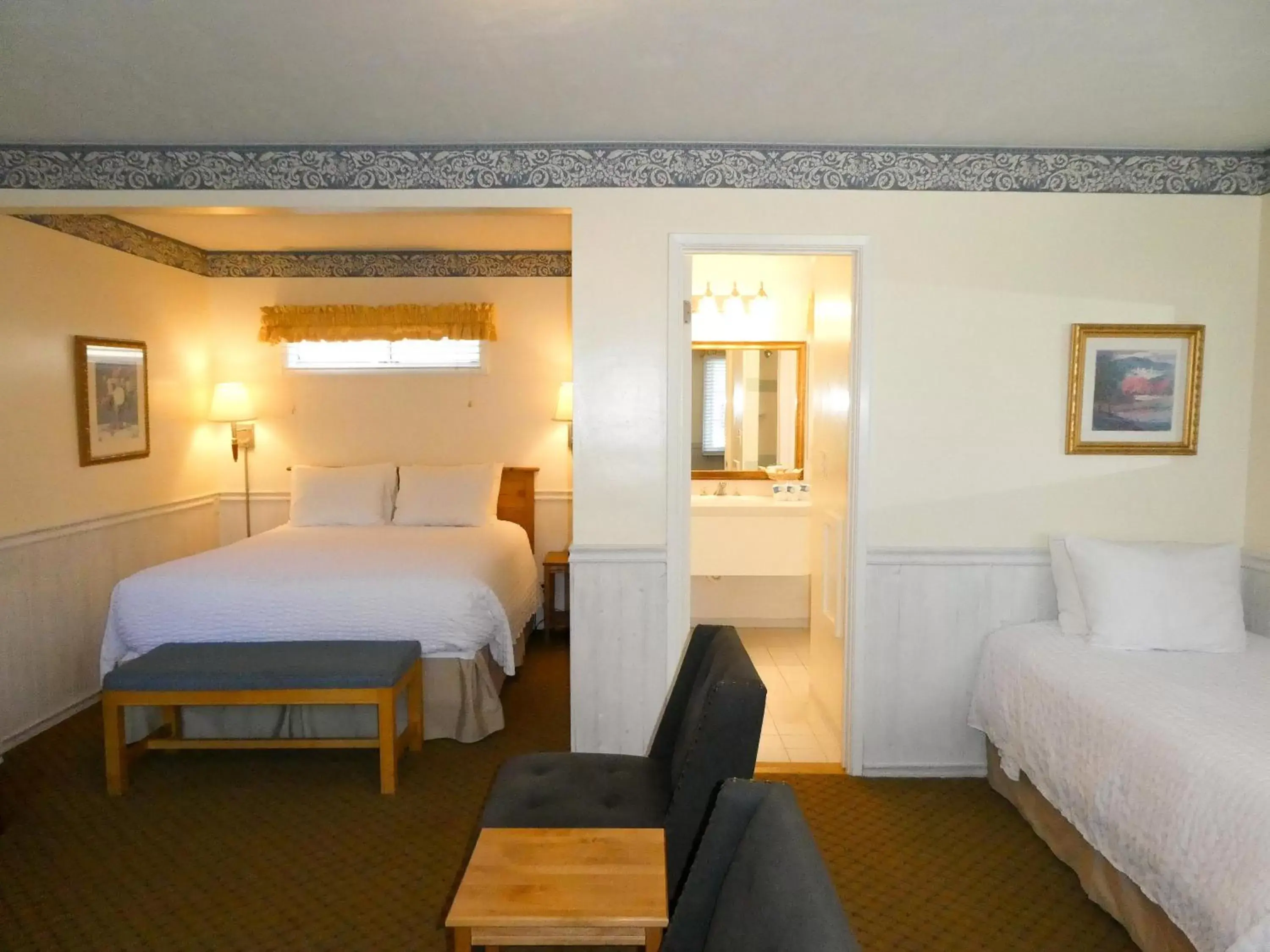 Mayfair Room with Parking in Briarwood Inn