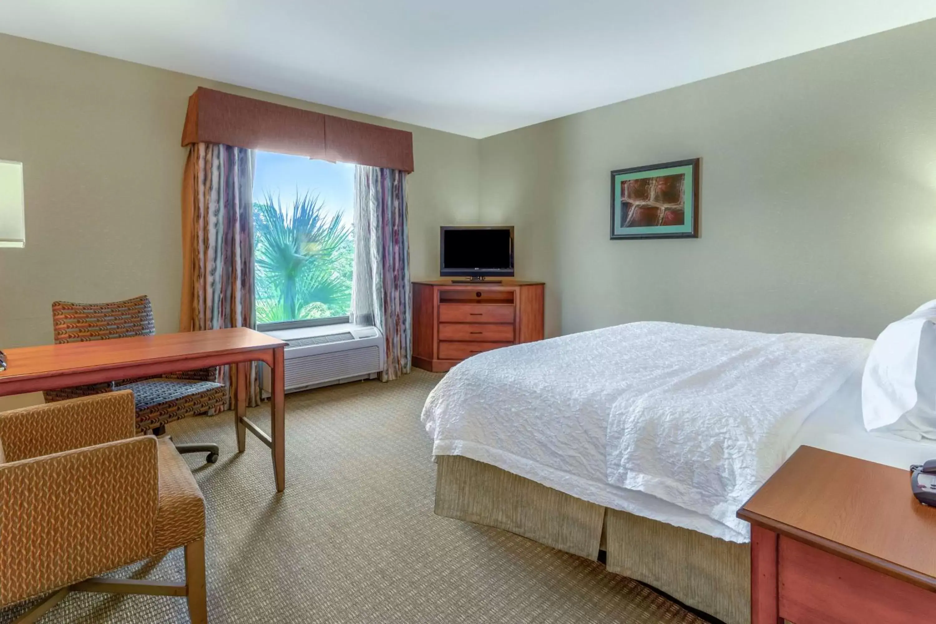 Bedroom, Bed in Hampton Inn Okeechobee - Lake Okeechobee Bedroom, Bed in Hampton Inn Okeechobee - Lake Okeechobee