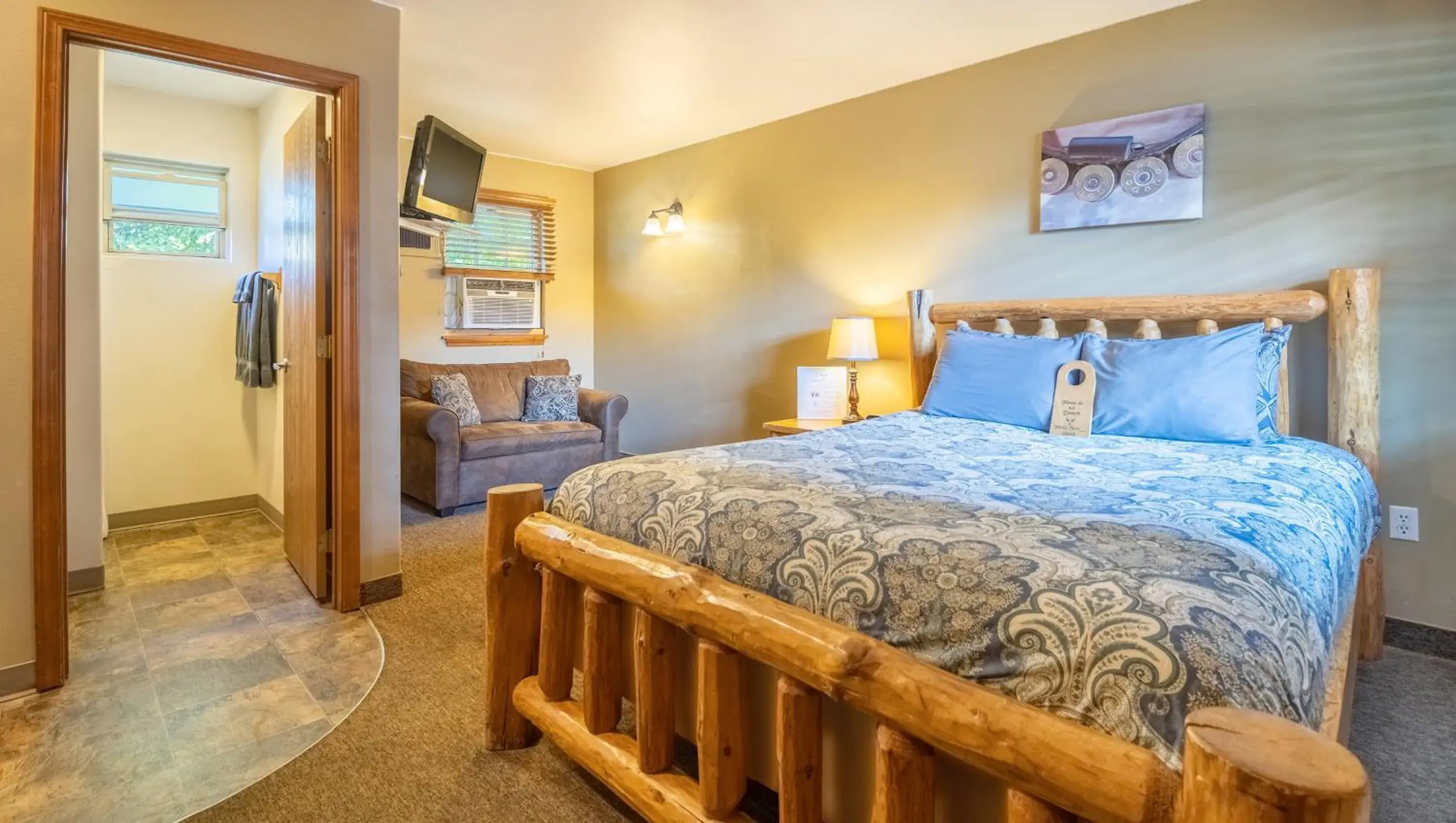 Photo of the whole room, Bed in Dodge Peak Lodge