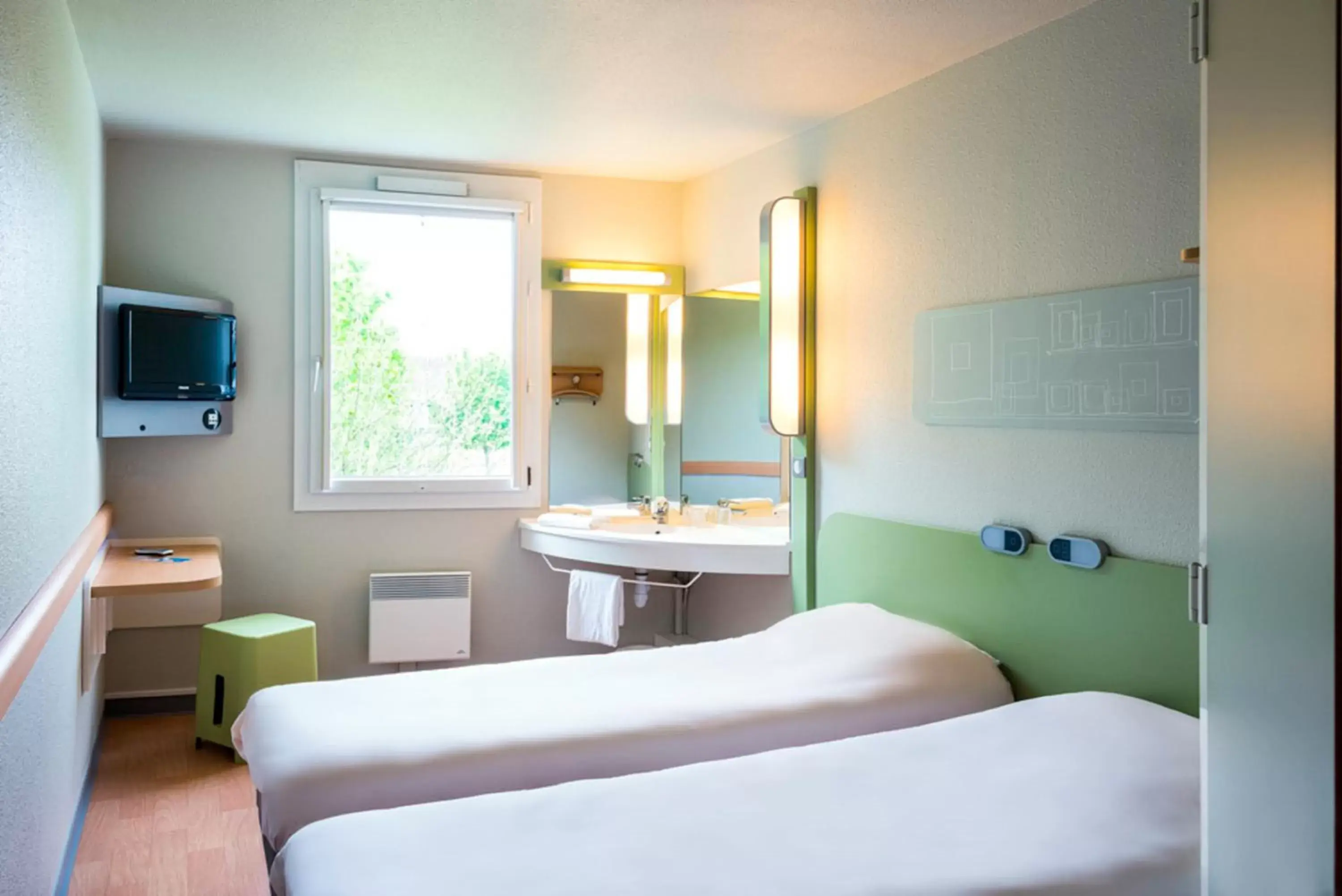 Bedroom, Bed in ibis budget Poitiers Nord Futuroscope