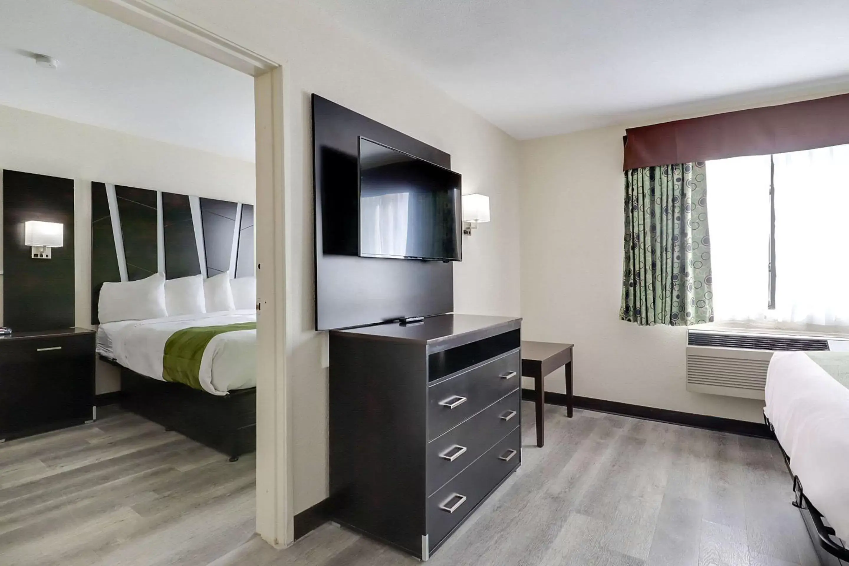Bedroom, TV/Entertainment Center in Quality Suites Albuquerque Airport