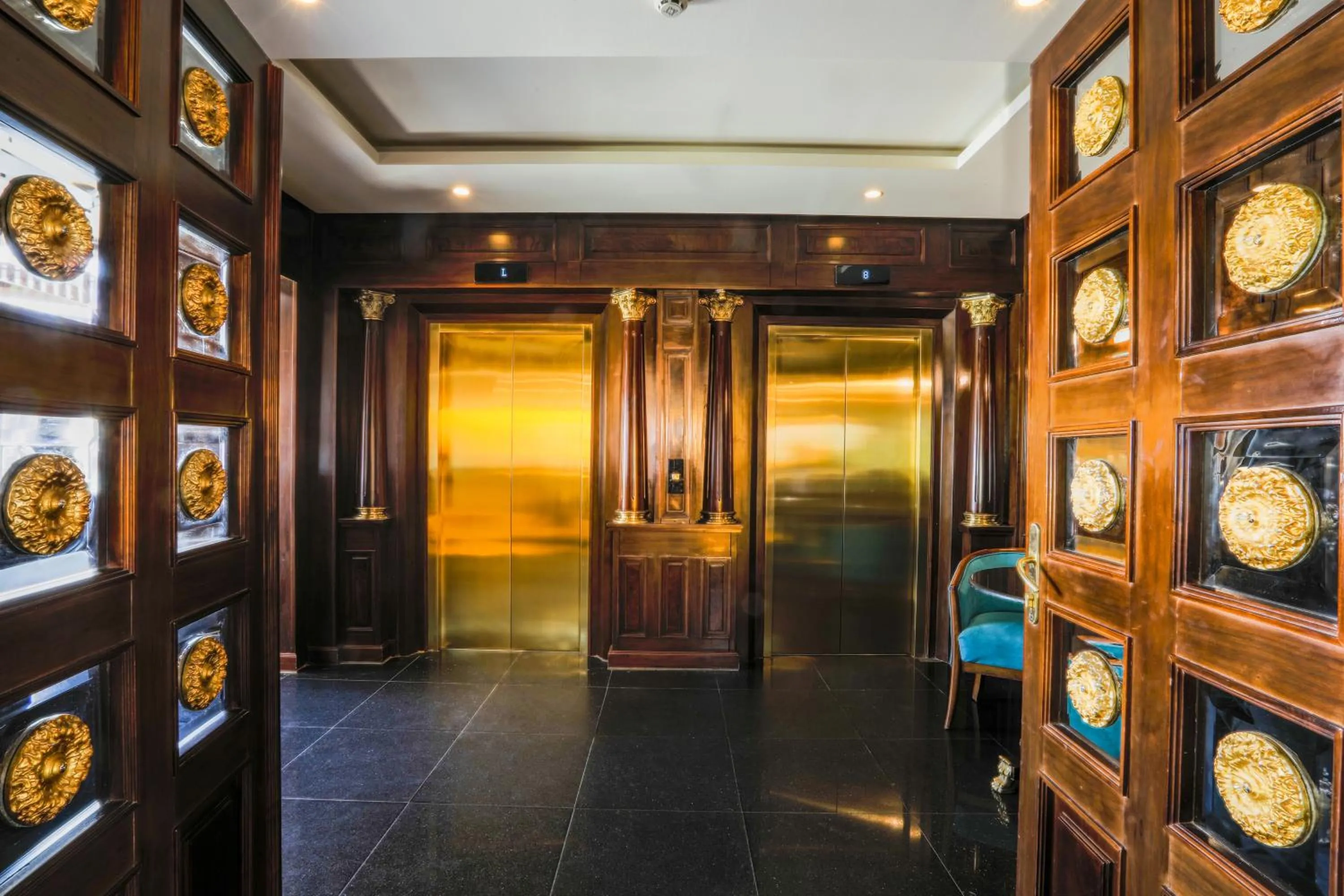 Facade/entrance in Bristol Hotel