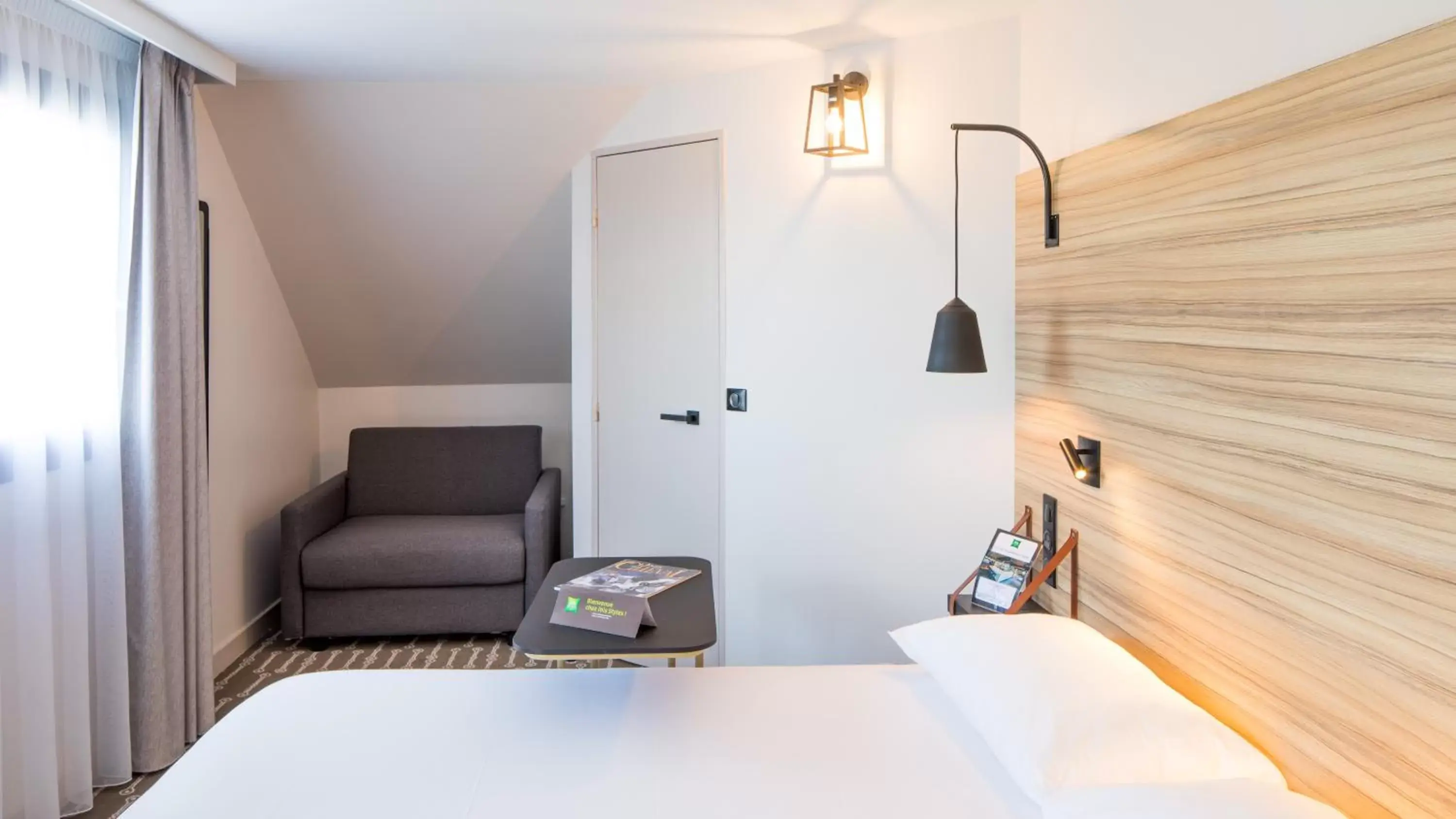 Bedroom, Seating Area in ibis Styles Laval Centre Gare