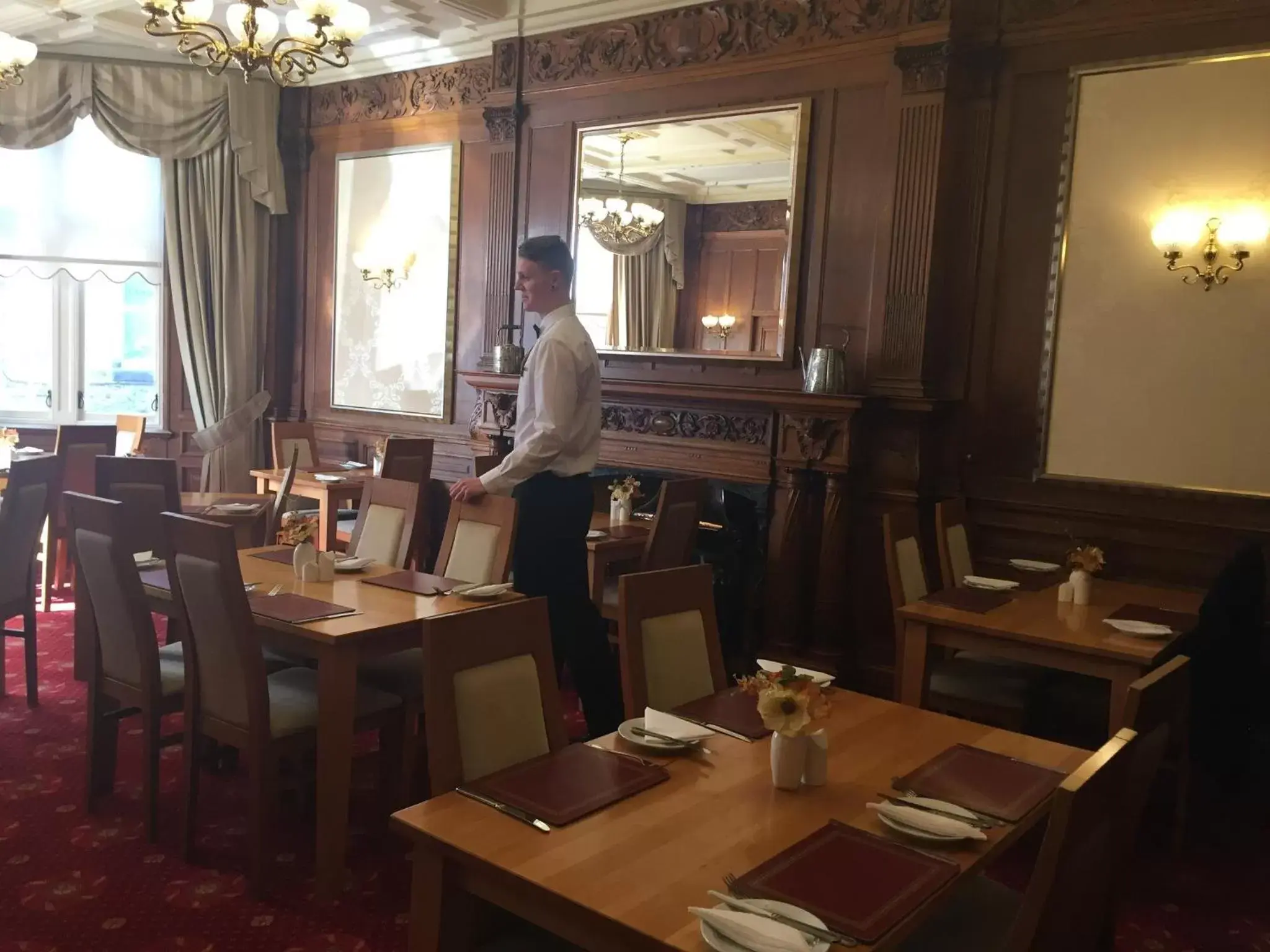Restaurant/Places to Eat in Victoria Hotel