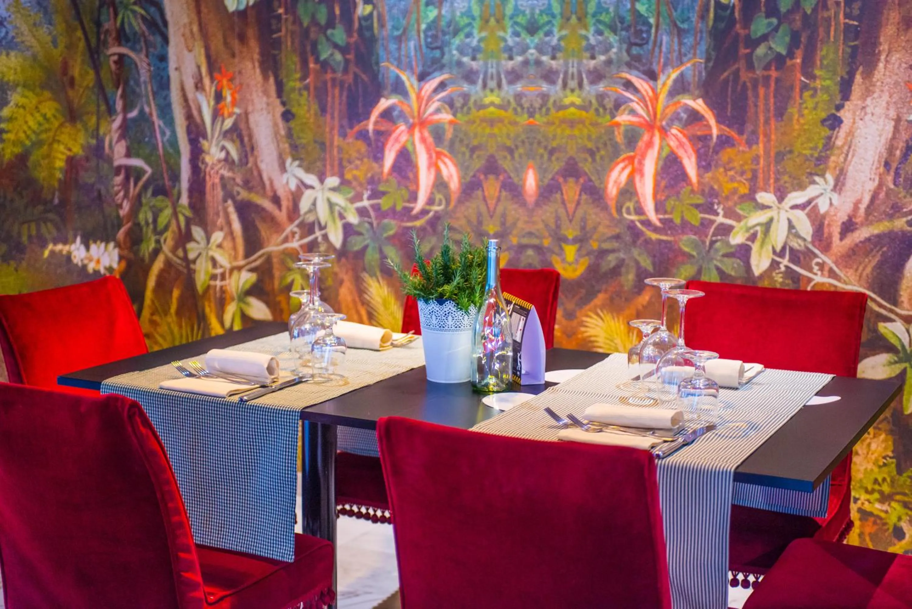 Restaurant/places to eat in Admiral Art Hotel