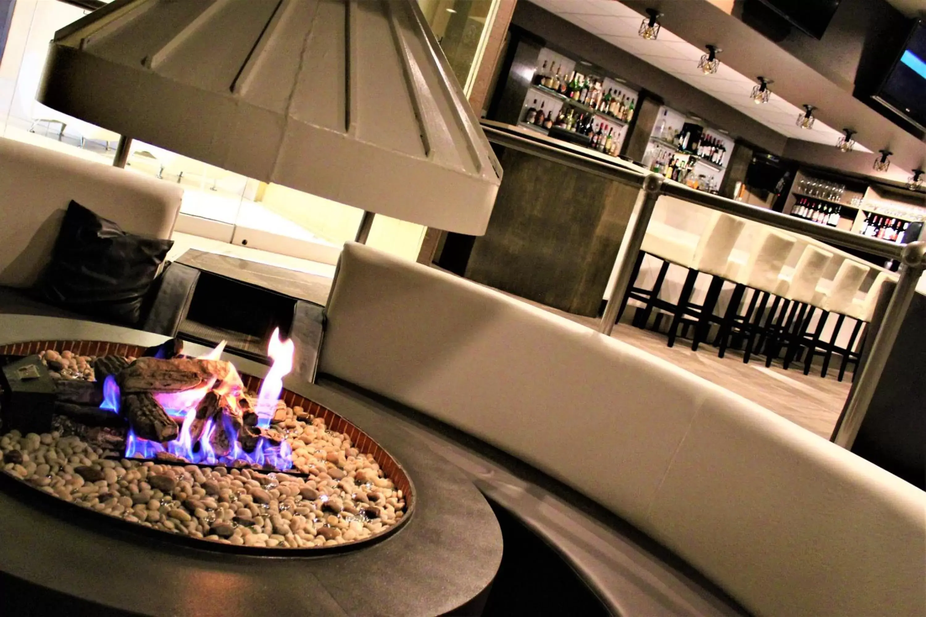 Lounge or bar in Ramada Plaza by Wyndham Regina Downtown