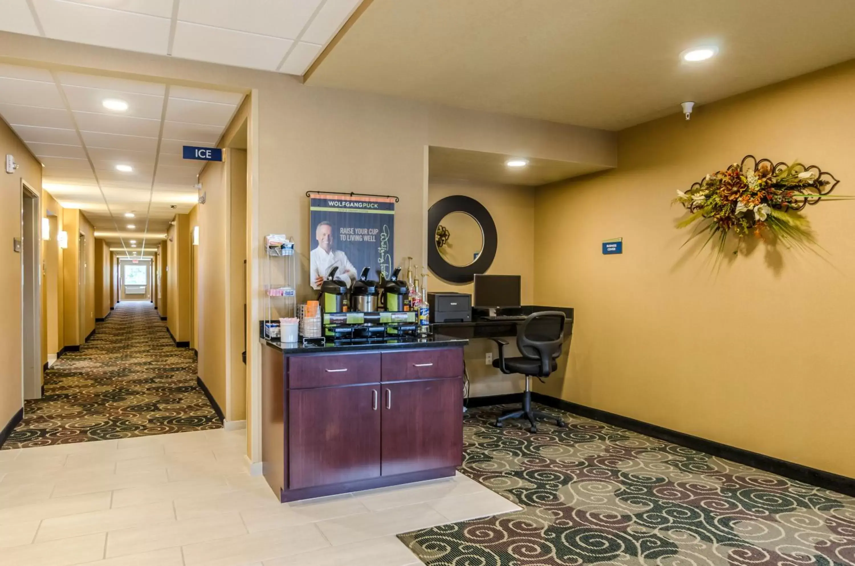 Food and drinks, Lobby/Reception in Cobblestone Inn & Suites - Oberlin